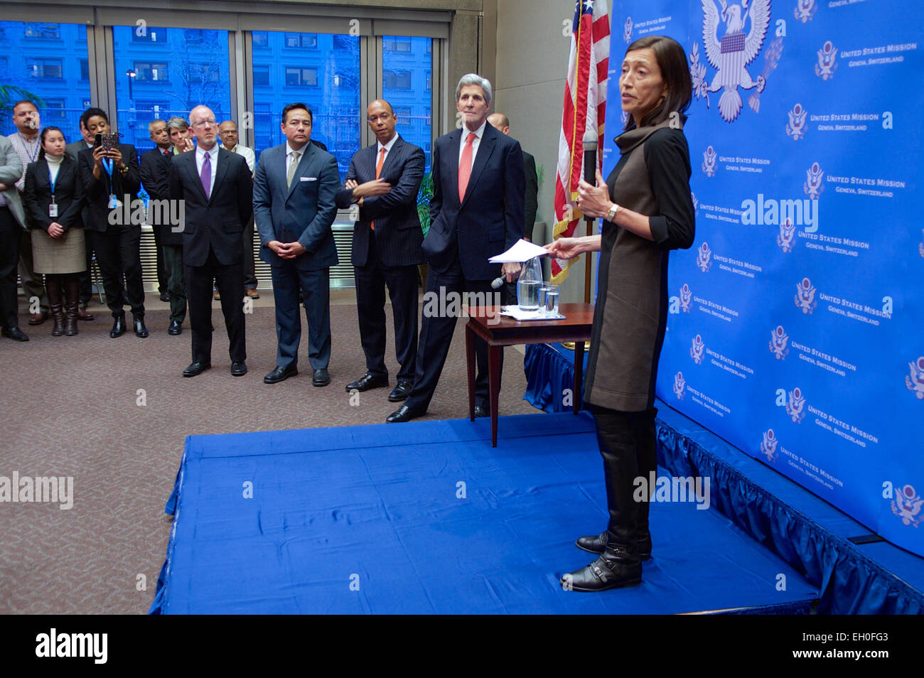 Ambassadeur des États-Unis à la Mission américaine auprès de l'Organisation des Nations Unies à Genève Pamela Hamamoto introduit le secrétaire d'Etat John Kerry - flanqué de Christopher Wilson, chef adjoint de la mission américaine à l'Organisation mondiale du commerce, l'Ambassadeur Keith Harper de la délégation américaine à l'Organisation des Nations Unies Conseil des droits de l'homme, et représentant permanent des États-Unis auprès de la Conférence du désarmement et Représentant spécial américain pour la Convention sur les armes biologiques (BWC) Questions Robert Wood - à son personnel durant avant que le secrétaire s'est adressé à eux au cours d'une visite à la mission à Genève, art. Banque D'Images