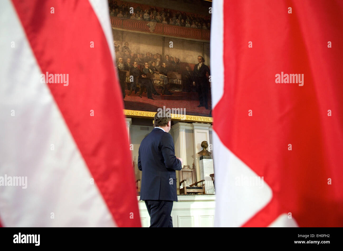 Le ministre canadien des Affaires étrangères John Baird marche dernières "Webster répondant à Hayne," qui décrit le sénateur du Massachusetts Daniel Webster débattre avec le sénateur Robert Hayne sur la préservation de l'Union européenne lorsque les États-Unis était au bord de la guerre civile, au cours d'une pause dans la réunion ministérielle de l'Amérique du Nord a porté sur les questions de coopération trilatérale avec le secrétaire d'Etat John Kerry et le ministre des Affaires étrangères mexicain José Antonio Meade dans le Grand Hall du Faneuil Hall dans la ville natale de secrétaire de Boston (Massachusetts), le 31 janvier 2015. Banque D'Images