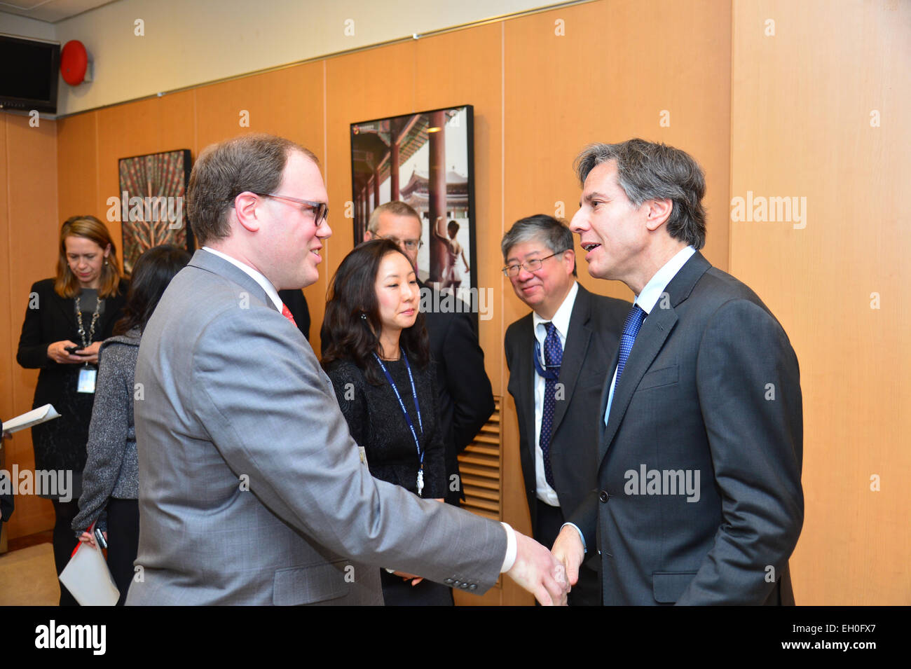 Sous-secrétaire d'État Antony "Tony" Blinken entretient avec les employés de l'ambassade américaine à Séoul, Corée du Sud, le 9 février 2015. Banque D'Images