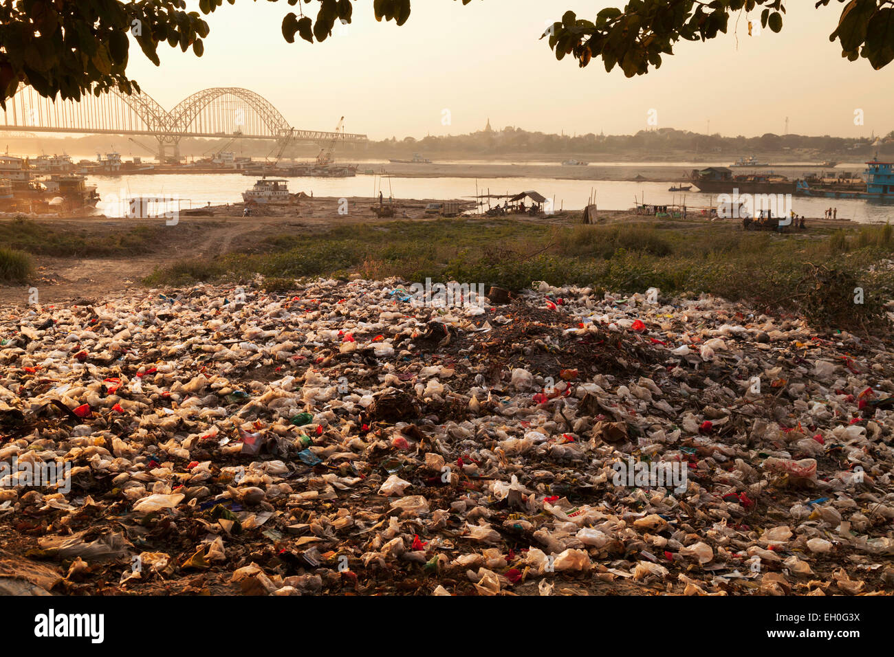 Pollution importante des déchets ménagers sur les rives de la rivière Irrawaddy ( Ayeyarwady ), Mandalay, Myanmar ( Birmanie ), Asie Banque D'Images