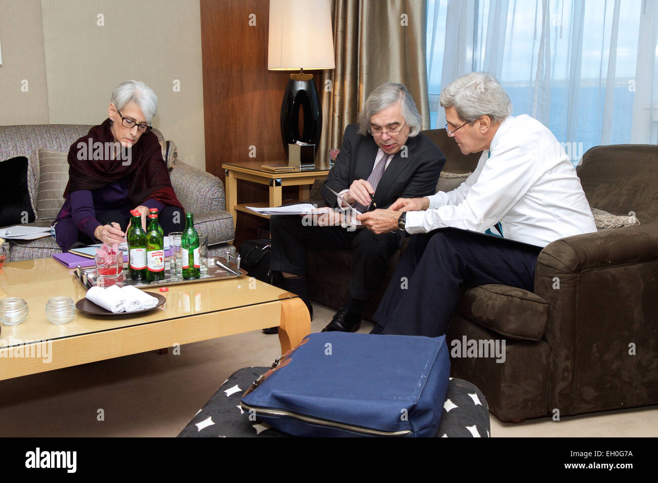 Le secrétaire d'Etat John Kerry est informé par le Secrétaire à l'Énergie des États-Unis Le Dr Ernest Moniz, assis avec sous-secrétaire d'État aux affaires politiques, Wendy Sherman à Genève, Suisse, le 22 février 2015, avant une série d'entretiens avec les responsables iraniens de l'avenir de leur programme nucléaire. Banque D'Images
