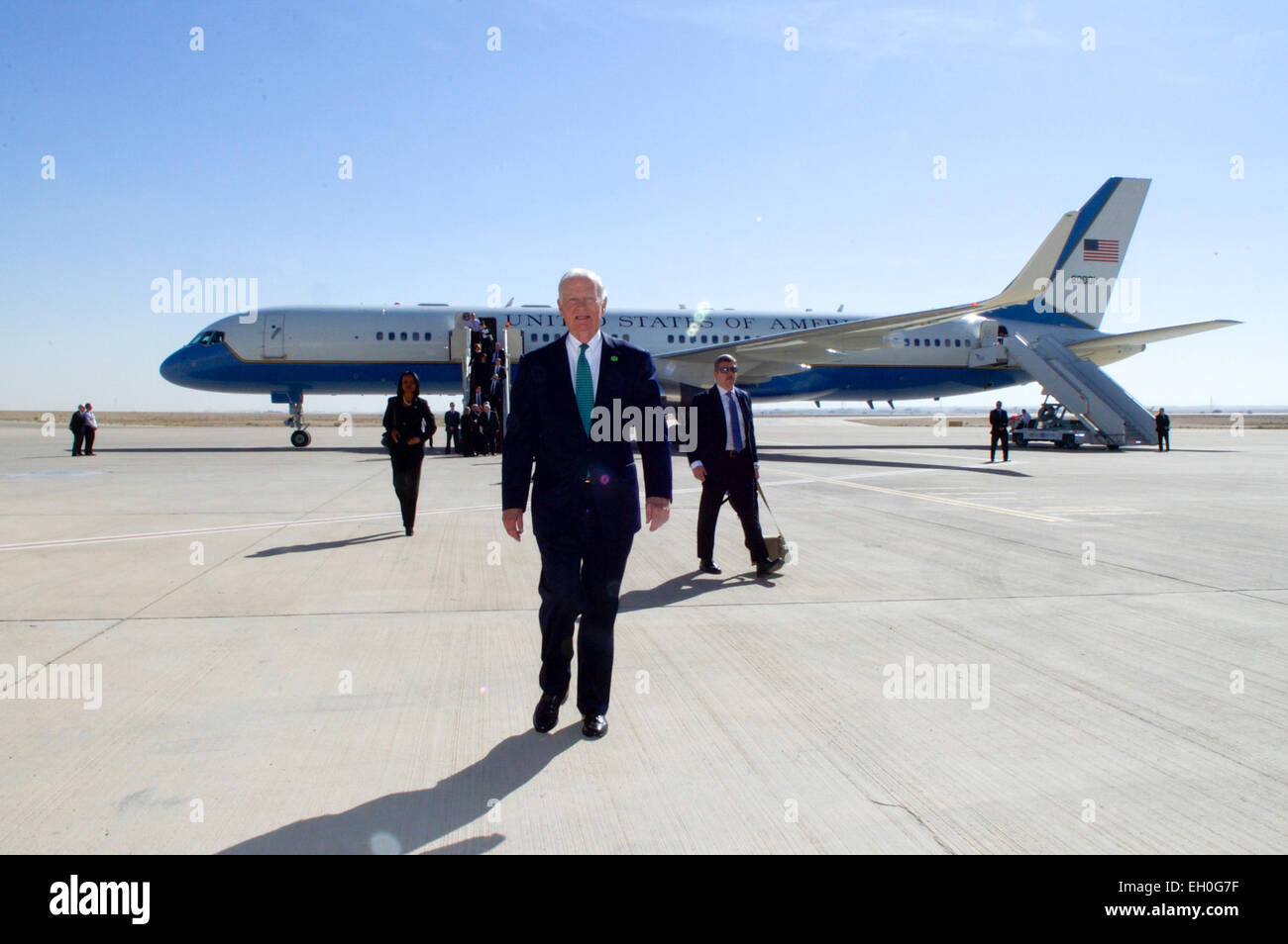 L'ancien secrétaire d'État américain James Baker marche d'une armée de l'air jet qui l'a porté à partir de Washington, D.C., à l'aéroport international King Khaled de Riyad, Arabie saoudite, le 27 janvier 2015, d'étendre nos condoléances à la fin le roi Abdallah et inviter et rencontrer le nouveau roi Salman. Banque D'Images