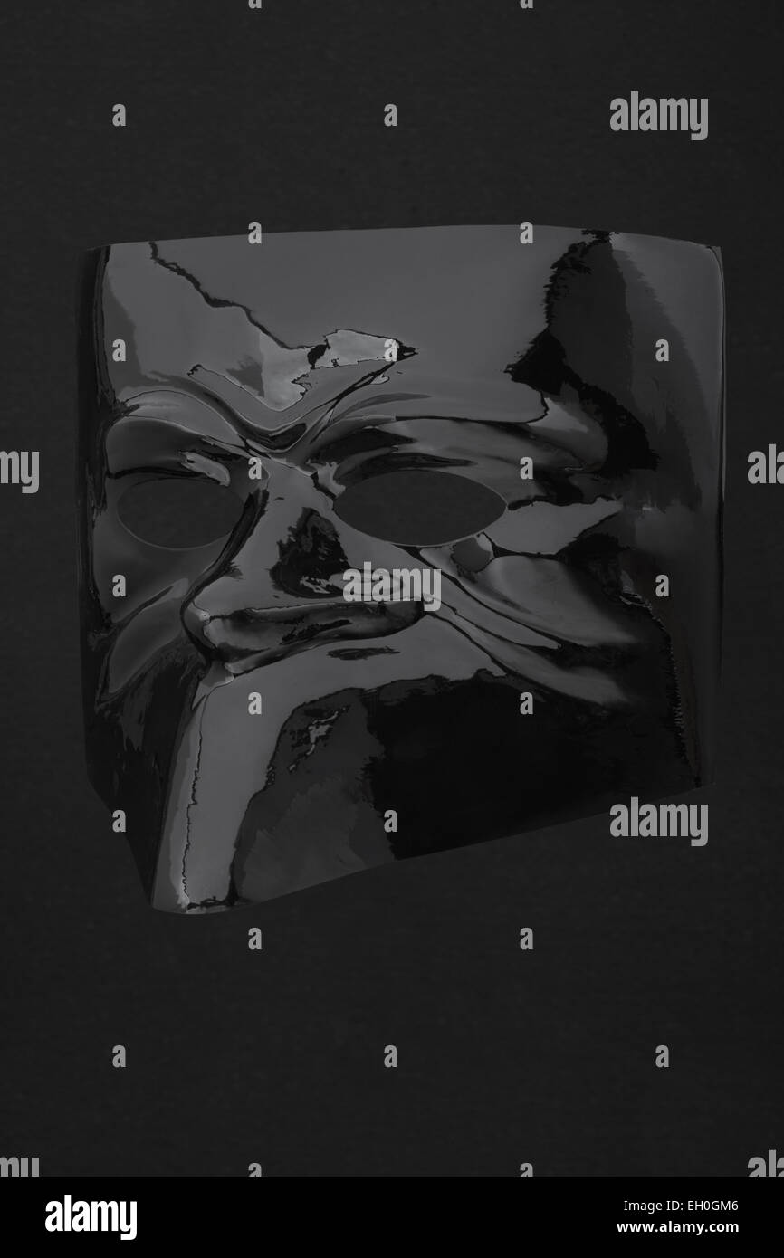 Masque noir brillant sur noir, chemin de détourage inclus Banque D'Images