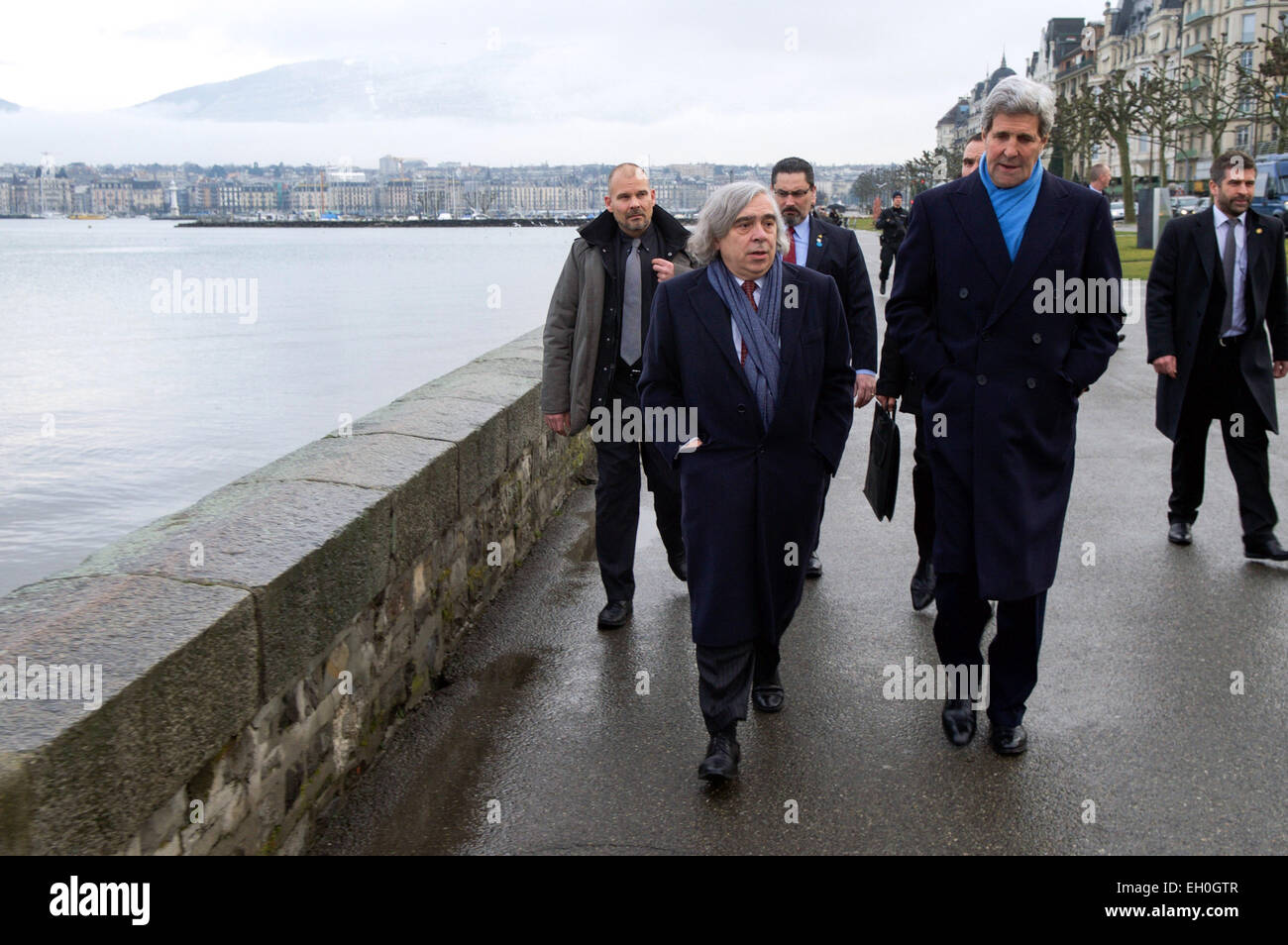 Le secrétaire d'Etat John Kerry promenades avec Secrétaire à l'Énergie des États-Unis, le Dr Ernest Moniz le long du lac Léman à Genève, Suisse, le 23 février 2015, après les deux ont conclu une série d'entretiens avec les responsables iraniens de l'avenir de leur programme nucléaire du pays. Banque D'Images