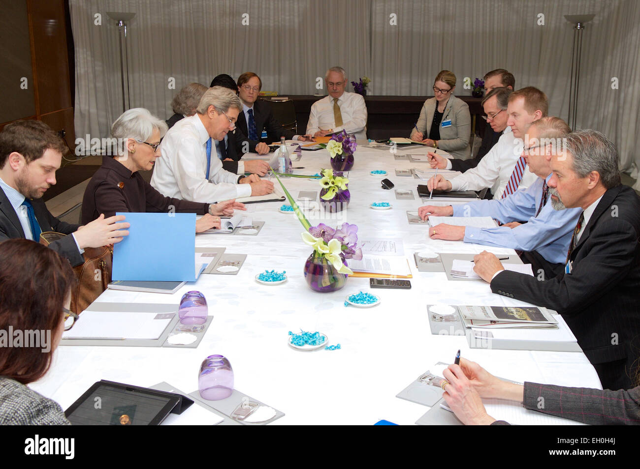 Le secrétaire d'Etat John Kerry s'entretient avec la secrétaire à l'Énergie des États-Unis, le Dr Ernest Moniz, Sous-secrétaire d'État aux affaires politiques, Wendy Sherman, et une équipe de conseillers du gouvernement américain le 23 février 2015, à Genève, en Suisse, pour un briefing avant qu'une autre série d'entretiens avec les responsables iraniens de l'avenir de leur programme nucléaire. Banque D'Images