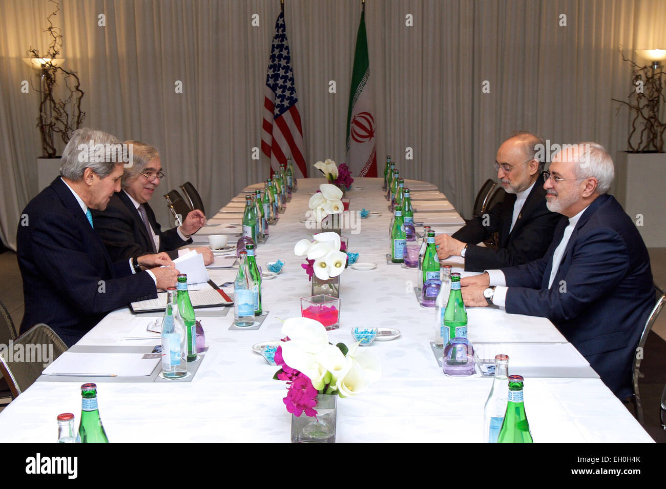 Le secrétaire d'Etat John Kerry et le secrétaire de l'Énergie, États-Unis Le Dr Ernest Moniz s'asseoir en face du Ministre iranien des affaires étrangères, Javad Zarif et Ali Akbar Salehi, le Vice-président de l'Iran pour l'énergie atomique et Président de l'Organisation de l'énergie atomique d'Iran, le 22 février 2015, à Genève, en Suisse, avant une discussion sur l'avenir du programme nucléaire de l'Iran. Banque D'Images