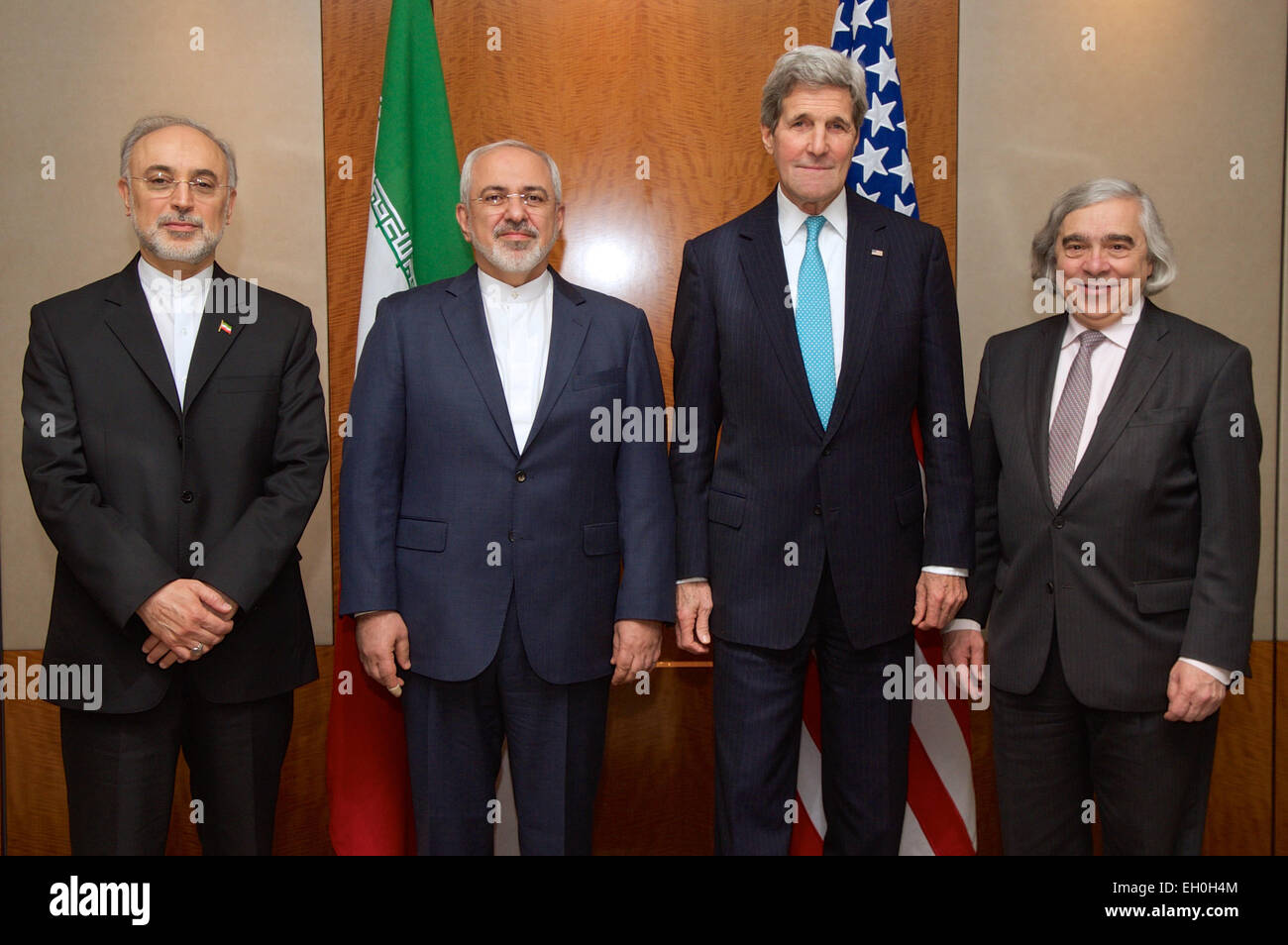 Le secrétaire d'Etat John Kerry et le Ministre iranien des affaires étrangères, Javad Zarif stand avec M. Ali Akbar Salehi, le Vice-président de l'Iran pour l'énergie atomique et Président de l'Organisation de l'énergie atomique d'Iran, de l'extrême gauche, et le secrétaire de l'Énergie, États-Unis Le Dr Ernest Moniz, extrême droite, le 22 février 2015, à Genève, en Suisse, avant une discussion sur l'avenir du programme nucléaire de l'Iran. Banque D'Images