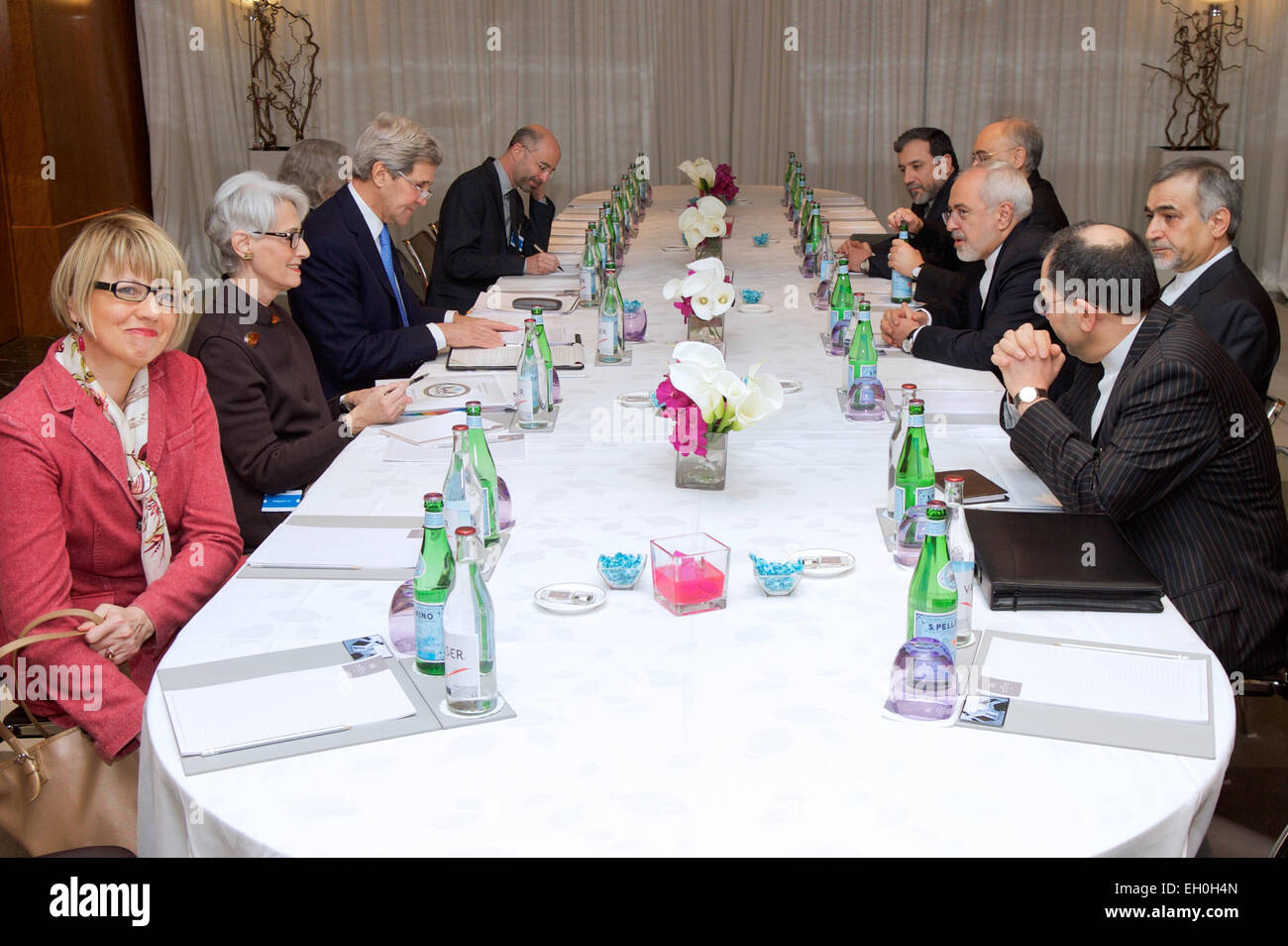 Le secrétaire d'Etat John Kerry et le Ministre iranien des affaires étrangères, Javad Zarif, flanqué de M. Ali Akbar Salehi, le Vice-président de l'Iran pour l'énergie atomique et Président de l'Organisation de l'énergie atomique d'Iran, U.S Secrétaire de l'énergie, le Dr Ernest Moniz, et une équipe de conseillers de chaque pays, ainsi que l'Union européenne, asseoir le 23 février 2015, à Genève, en Suisse, pour une discussion sur l'avenir du programme nucléaire de l'Iran. Banque D'Images