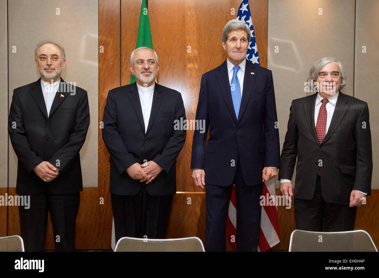 Le secrétaire d'Etat John Kerry et le Ministre iranien des affaires étrangères, Javad Zarif stand avec M. Ali Akbar Salehi, le Vice-président de l'Iran pour l'énergie atomique et Président de l'Organisation de l'énergie atomique d'Iran, de l'extrême gauche, et le secrétaire de l'Énergie, États-Unis Le Dr Ernest Moniz, extrême droite, le 23 février 2015, à Genève, en Suisse, avant qu'une discussion sur l'avenir du programme nucléaire de l'Iran. Banque D'Images
