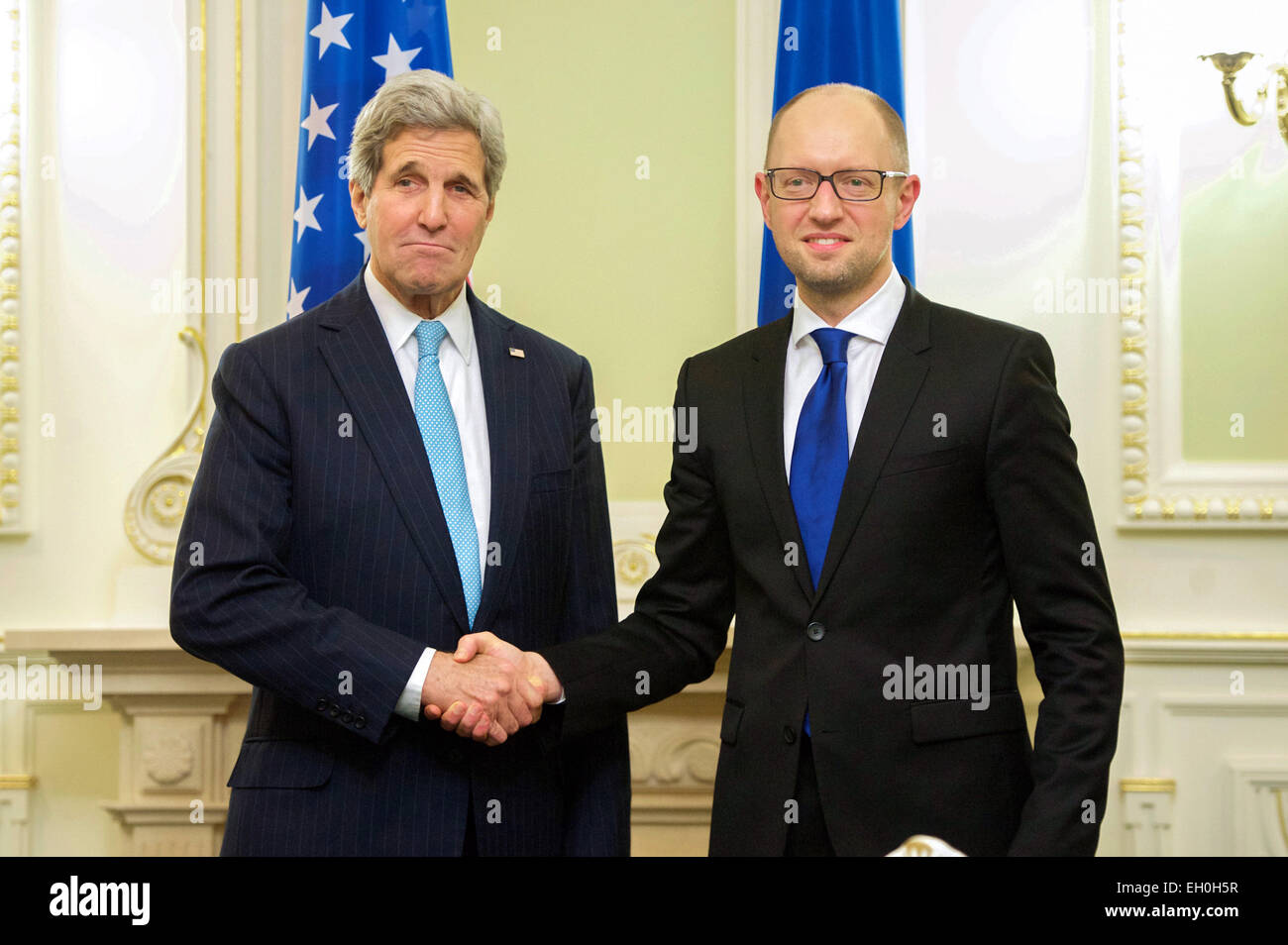 Le Premier ministre ukrainien, Arseni Iatseniouk, serre la main avec le secrétaire d'Etat John Kerry avant leur rencontre au Cabinet des ministres à Kiev, Ukraine, le 5 février 2015, comme le Secrétaire a conclu une série de réunions avec lui, Président Petro Poroshenko, et le ministre des Affaires étrangères, Pavlo Klimkin. Banque D'Images