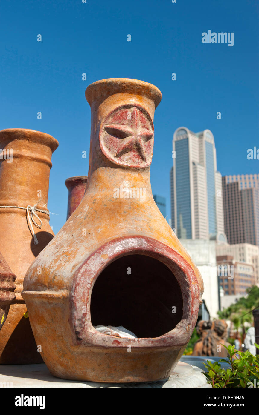 TEXAN STAR DESIGN CÉRAMIQUE POTS ARGILE CHIMENEAS (©UNATTRIBUTED) MARCHÉ AGRICOLE CENTRE-VILLE DE DALLAS TEXAS USA Banque D'Images