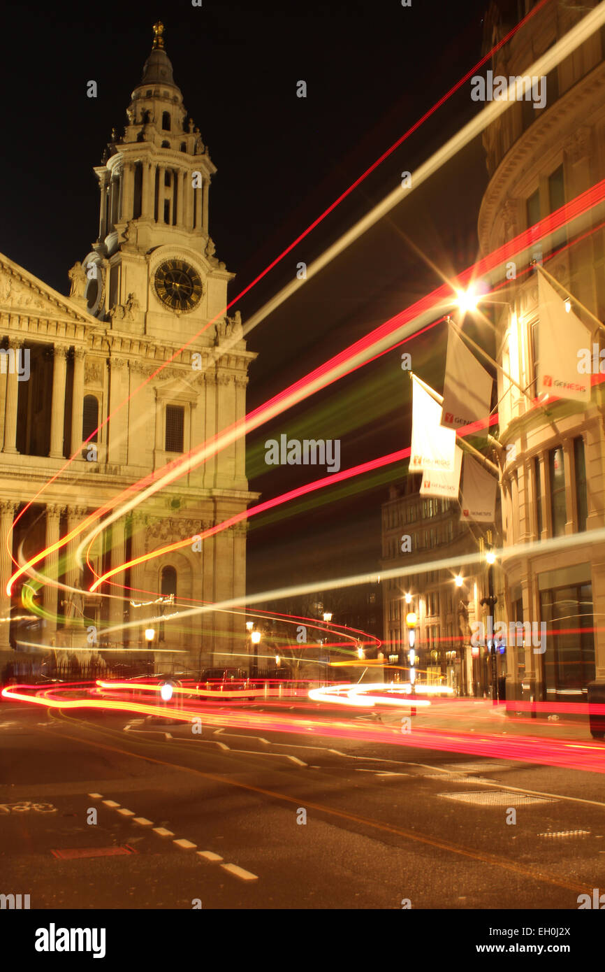 Les bus de nuit à l'extérieur de la Cathédrale St Paul Banque D'Images