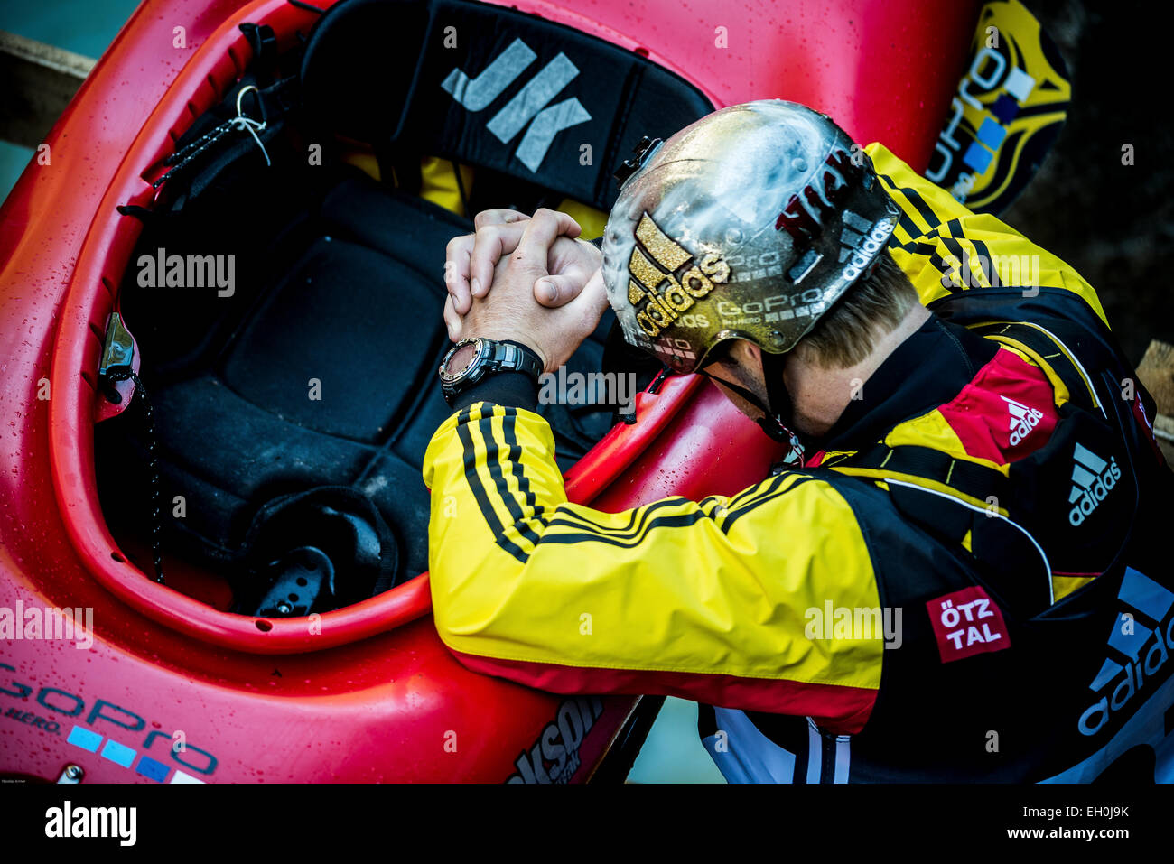 La kayakiste Nicholas Troutman (CAN) priant avant de participer à l'Adidas SICKLINE EXTREME KAYAK WORLD CHAMPIONSHIP en 2014 Banque D'Images