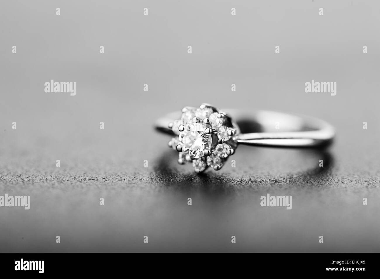 Bague à diamants sur fond gris Banque D'Images
