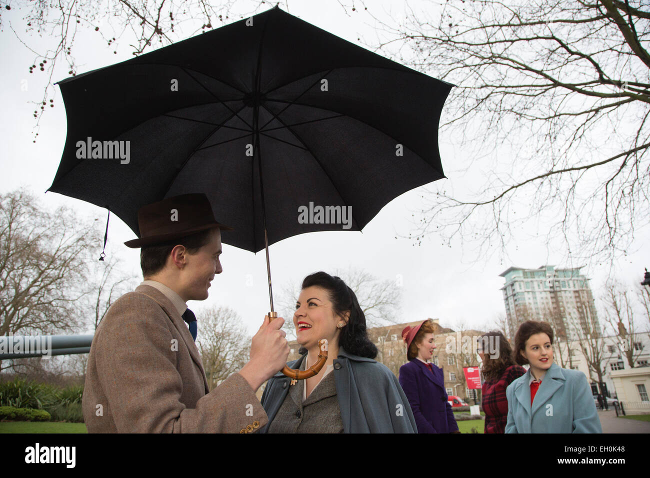 Londres, Royaume-Uni. 3 mars 2015. Photocall avec des modèles habillés en 1940 street style fashion à l'Imperial War Museum. L'Imperial War Museum lance sa nouvelle exposition 'Fashion sur la ration : 1940 Street Style' qui se déroule du 5 mars au 31 août 2015. L'exposition marque le 70e anniversaire de la fin de la Seconde Guerre mondiale en 1945 et explore la manière dont la mode a survécu et même prospéré en temps de guerre. Banque D'Images