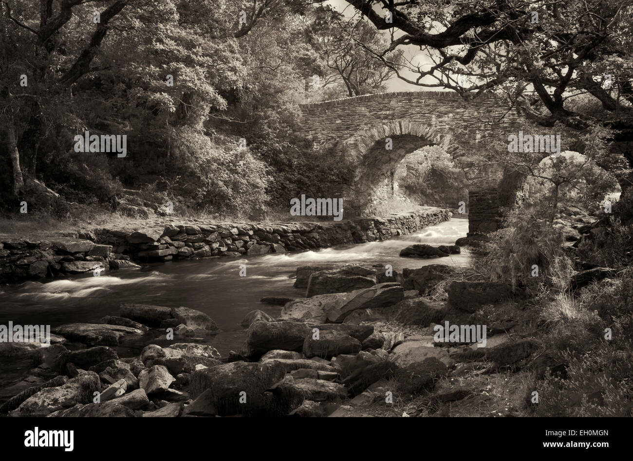 Vieux pont de barrage. Killarney Lakes, Gap of Dunloe. Parc national de Killarney, Irlande Banque D'Images