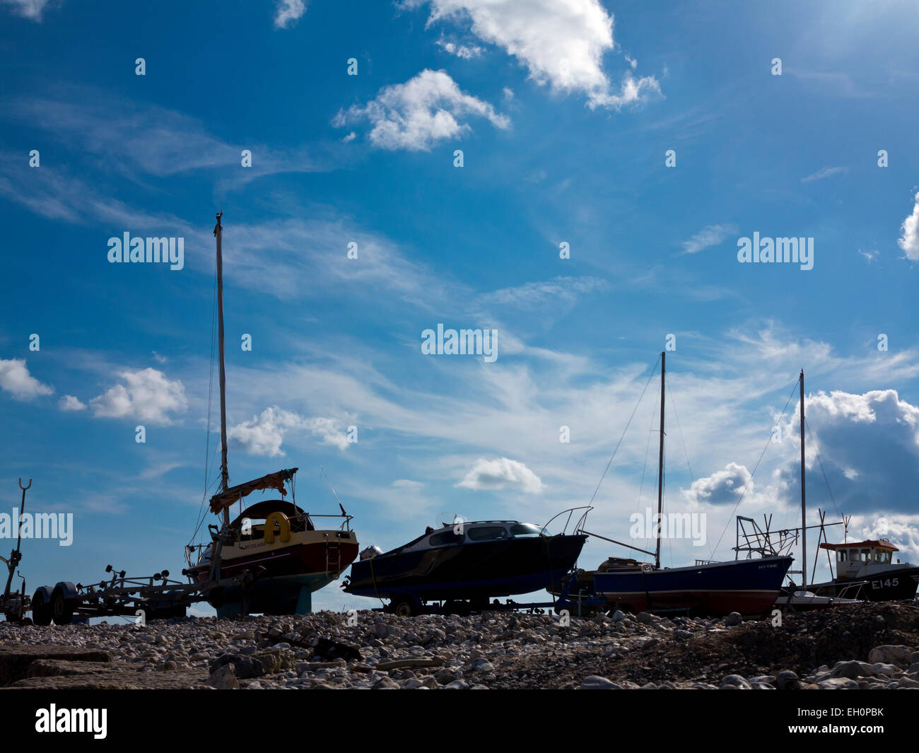 Bateaux amarrés sur la plage de Lyme Regis une fête populaire et port de pêche sur la côte jurassique Dorset south west England UK Banque D'Images