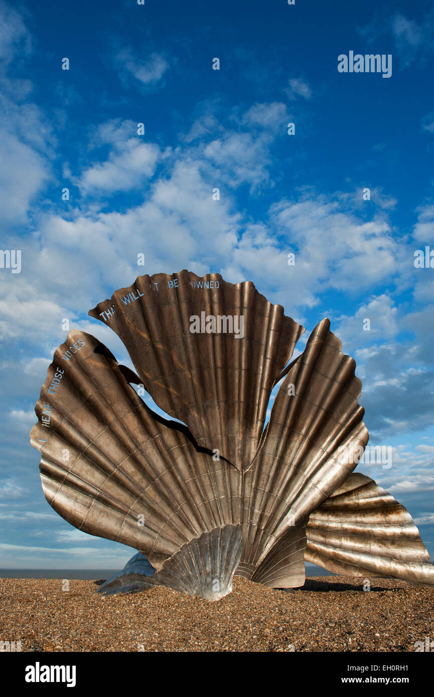 Le pétoncle, une sculpture pour célébrer Benjamin Britten par Maggi Hambling réalisé en acier inoxydable, plage de Suffolk Aldeburgh Banque D'Images