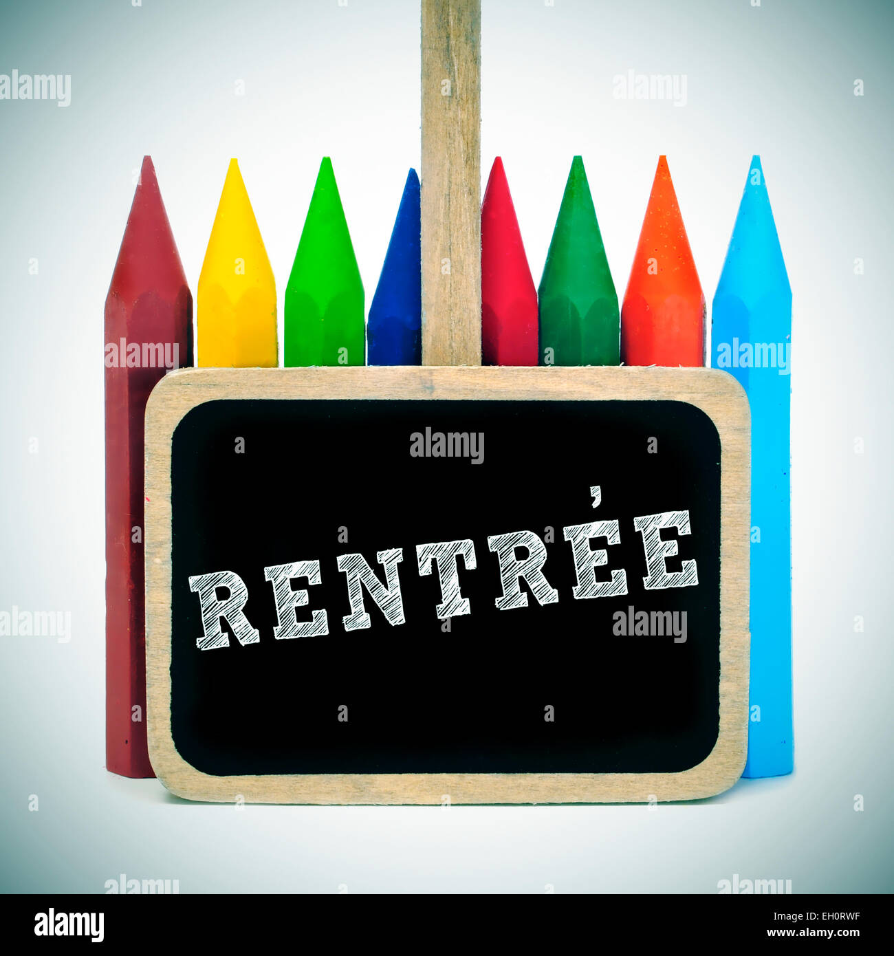 Retour à l'école, rentrée rédigé en français dans un tableau noir et de l'étiquette des crayons de couleurs différentes, avec un effet rétro Banque D'Images