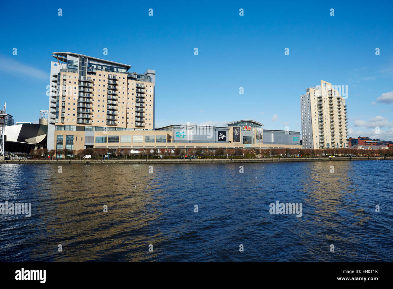 Lowry Outlet Mall à Media City Salford Quays Gtr Manchester UK. Immeubles Point souverain Banque D'Images