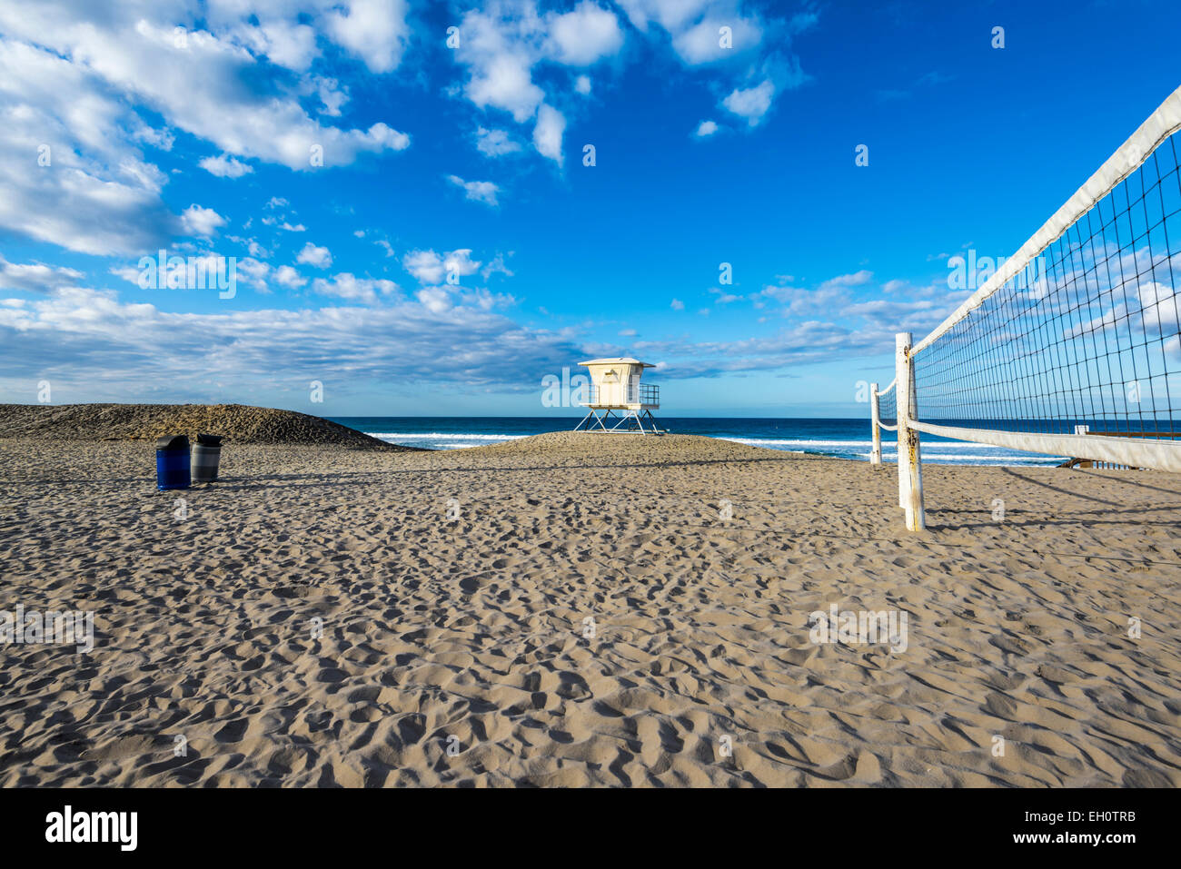 Lifeguard tower et filets de volley-ball de plage à Moonlight State Beach. Encinitas, en Californie, aux États-Unis. Banque D'Images