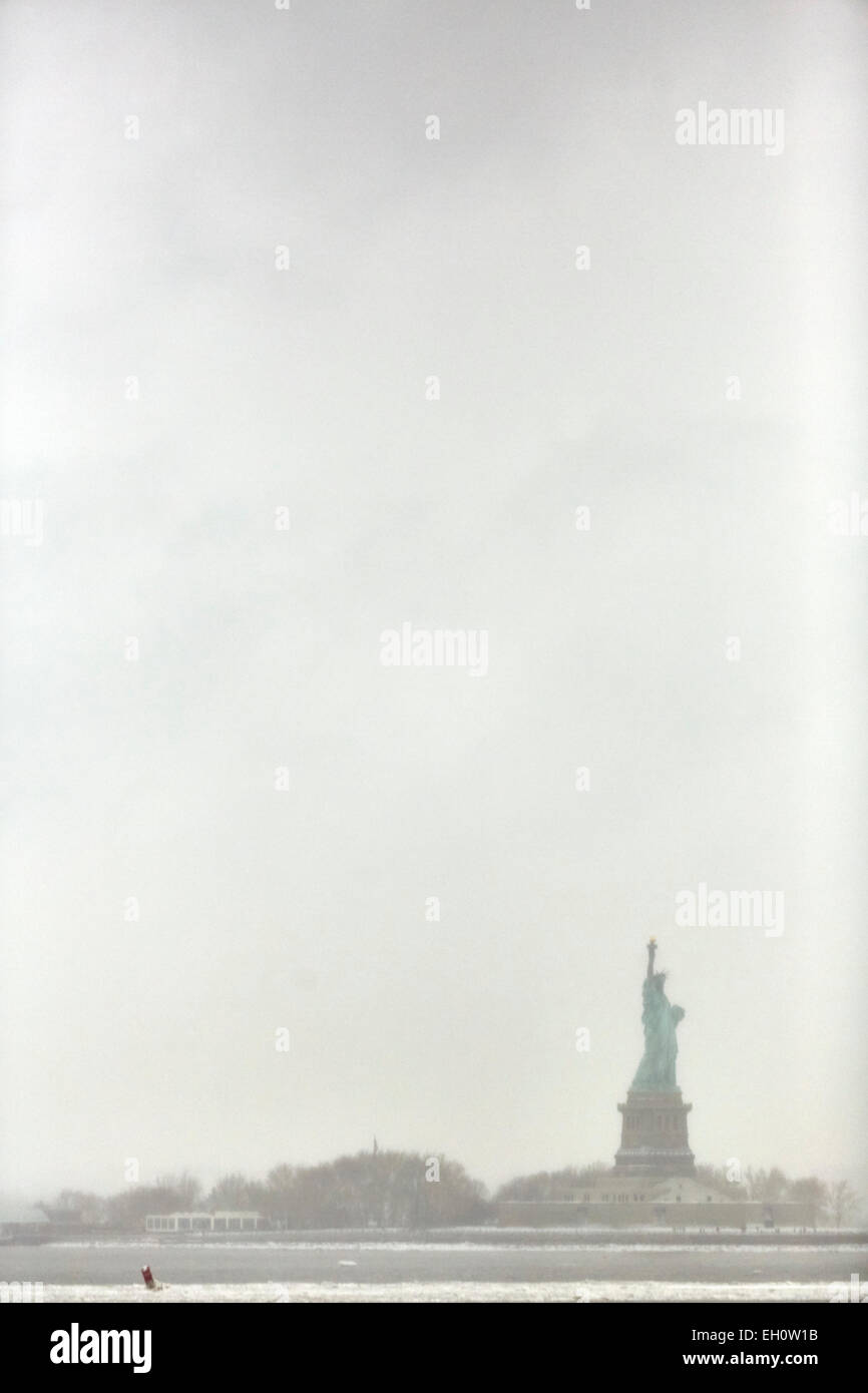 La Statue de la liberté Manhattan à New York Amérique du Nord USA dans le brouillard et la brume Banque D'Images