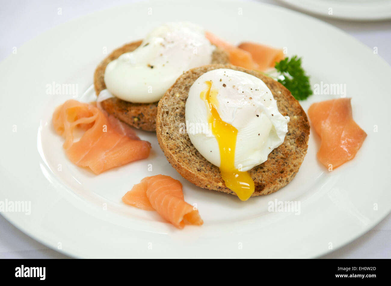 Deux œufs pochés sur des toasts au saumon fumé Banque D'Images