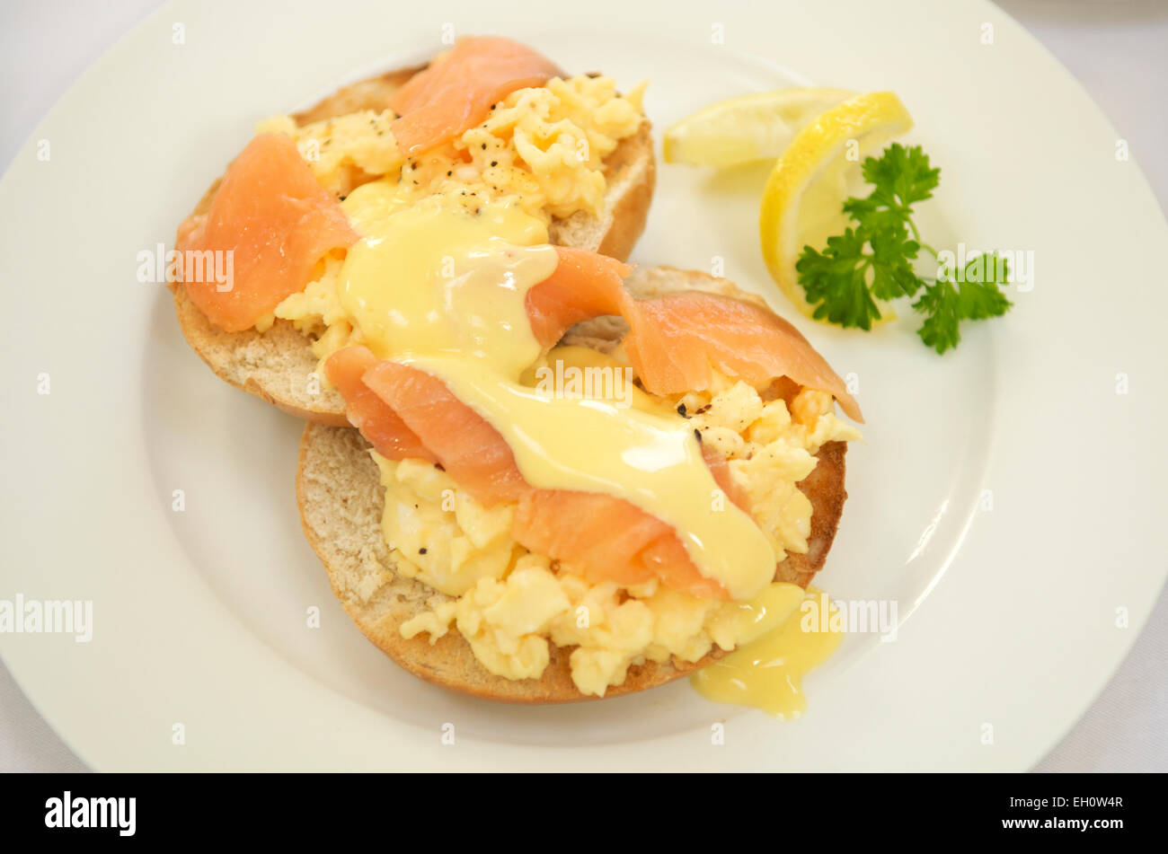 Oeufs brouillés au saumon fumé sur toast Banque D'Images