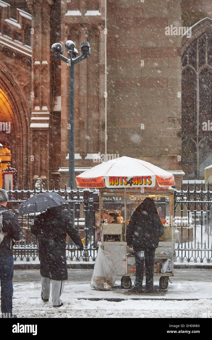 Les écrous écrous 4 écrous de vente des vendeurs de rue pour les touristes à Manhattan à New York Amérique du Nord USA dans le brouillard et la brume Banque D'Images