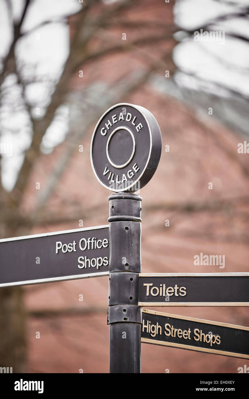 Village Cheadle cast sign post le Massie Street à Stockport Banque D'Images