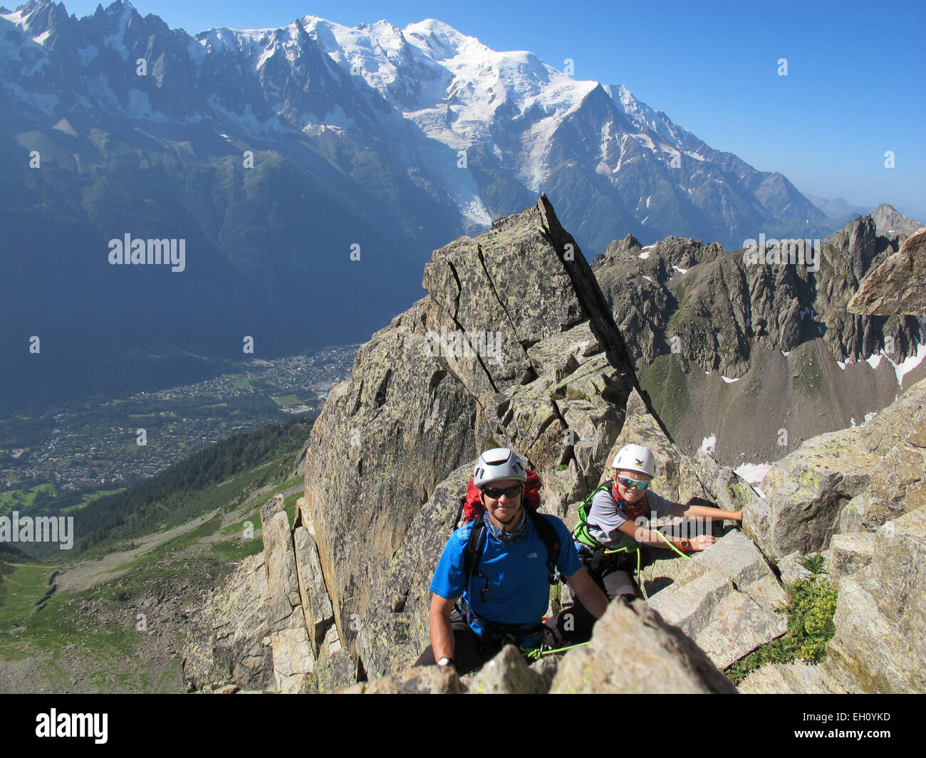 Garçon et père de l'escalade sur une journée ensoleillée dans les Alpes. Le Mont Blanc est dans le fond. Banque D'Images