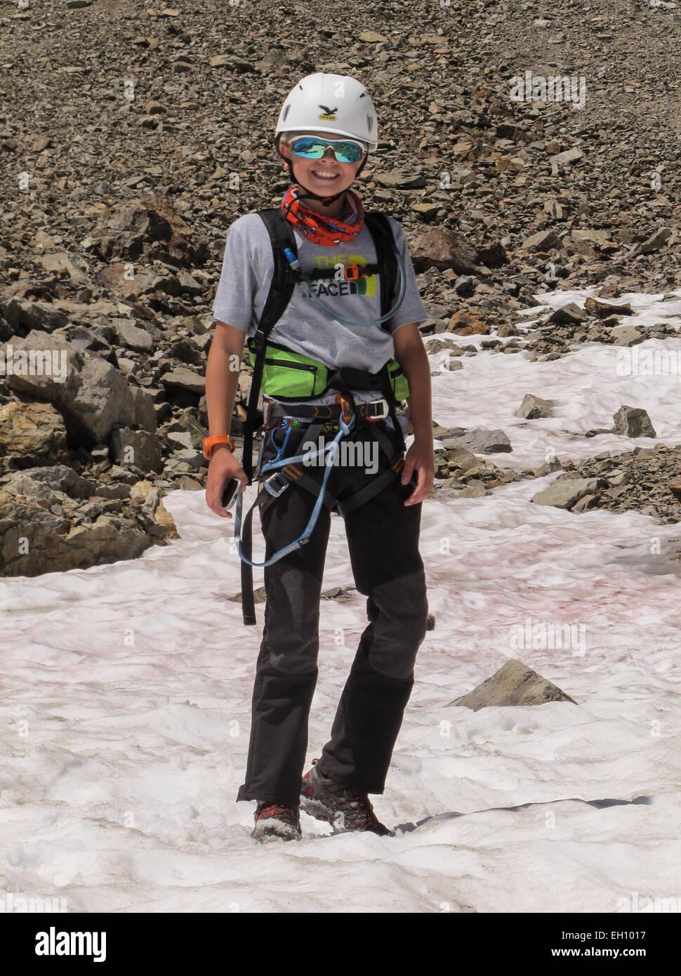 Boy ( 9-11 ans) entièrement pour une expédition d'alpinisme ou d'escalade dans les Alpes françaises. Banque D'Images