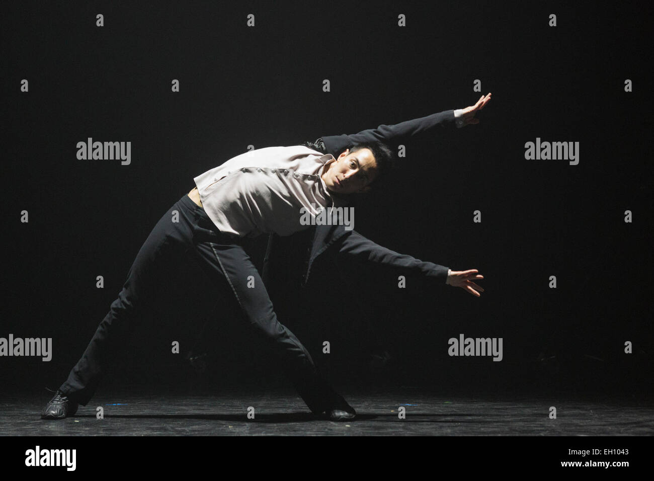 Peter Chu et Anne Plamondon effectuer dans "Une photo de vous tomber' par Crystal Pite. Sadler's Wells Theatre présente "Les Associés", dernier ouvrage de chorégraphes Crystal Pite, Kate Prince et Hofesh Shechter du 5 au 8 février 2015. Banque D'Images