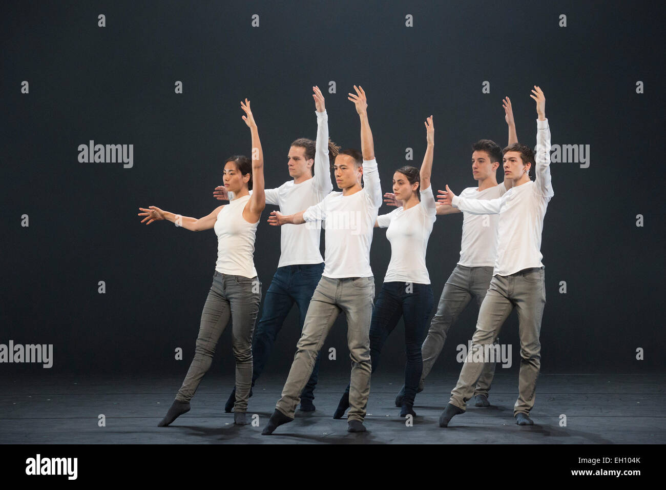 Danseurs : Chien-Ming Chang, Frédéric Despierre, Yeji Kim, Merel Lammers, Attila Ronai et Diogo Sousa effectuer Hofesh Shechter's 'les barbares dans l'amour', chorégraphie et musique de Hofesh Shechter. Sadler's Wells Theatre présente "Les Associés", dernier ouvrage de chorégraphes Crystal Pite, Kate Prince et Hofesh Shechter du 5 au 8 février 2015. Banque D'Images