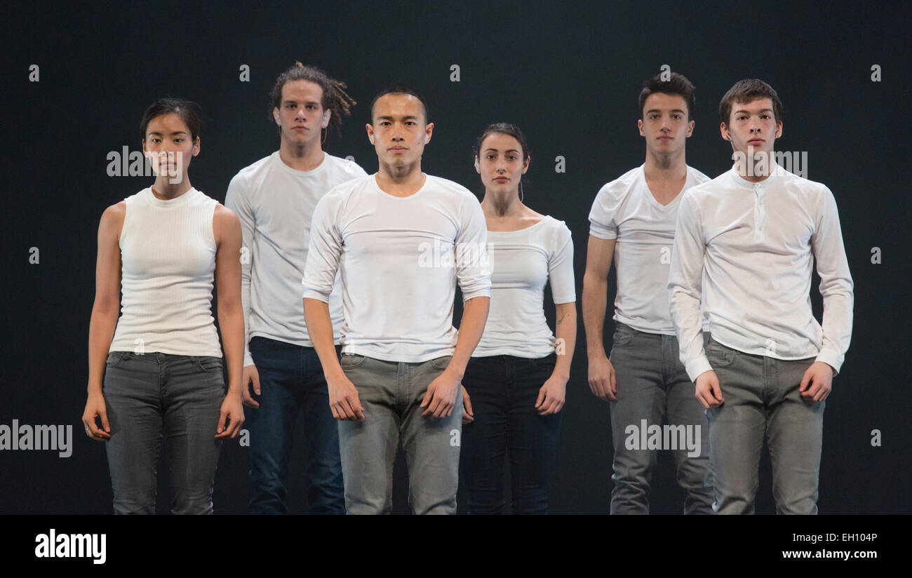 Danseurs : Chien-Ming Chang, Frédéric Despierre, Yeji Kim, Merel Lammers, Attila Ronai et Diogo Sousa effectuer Hofesh Shechter's 'les barbares dans l'amour', chorégraphie et musique de Hofesh Shechter. Sadler's Wells Theatre présente "Les Associés", dernier ouvrage de chorégraphes Crystal Pite, Kate Prince et Hofesh Shechter du 5 au 8 février 2015. Banque D'Images