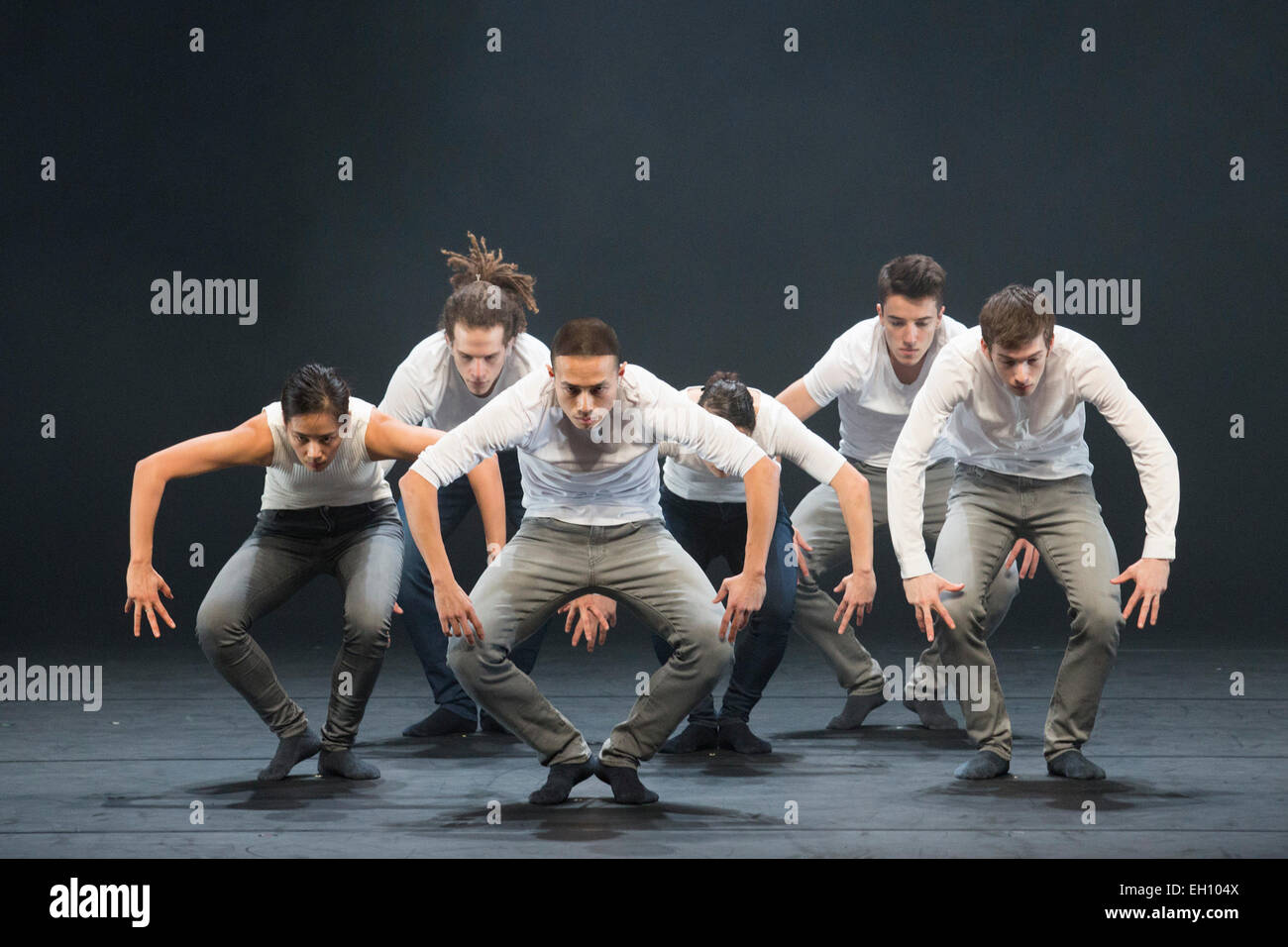 Danseurs : Chien-Ming Chang, Frédéric Despierre, Yeji Kim, Merel Lammers, Attila Ronai et Diogo Sousa effectuer Hofesh Shechter's 'les barbares dans l'amour', chorégraphie et musique de Hofesh Shechter. Sadler's Wells Theatre présente "Les Associés", dernier ouvrage de chorégraphes Crystal Pite, Kate Prince et Hofesh Shechter du 5 au 8 février 2015. Banque D'Images