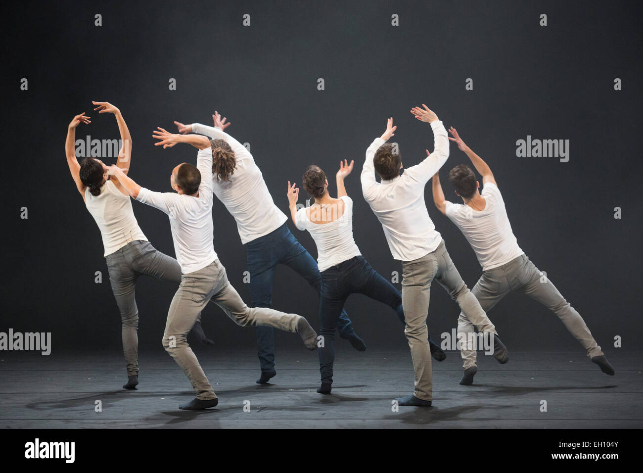 Danseurs : Chien-Ming Chang, Frédéric Despierre, Yeji Kim, Merel Lammers, Attila Ronai et Diogo Sousa effectuer Hofesh Shechter's 'les barbares dans l'amour', chorégraphie et musique de Hofesh Shechter. Sadler's Wells Theatre présente "Les Associés", dernier ouvrage de chorégraphes Crystal Pite, Kate Prince et Hofesh Shechter du 5 au 8 février 2015. Banque D'Images