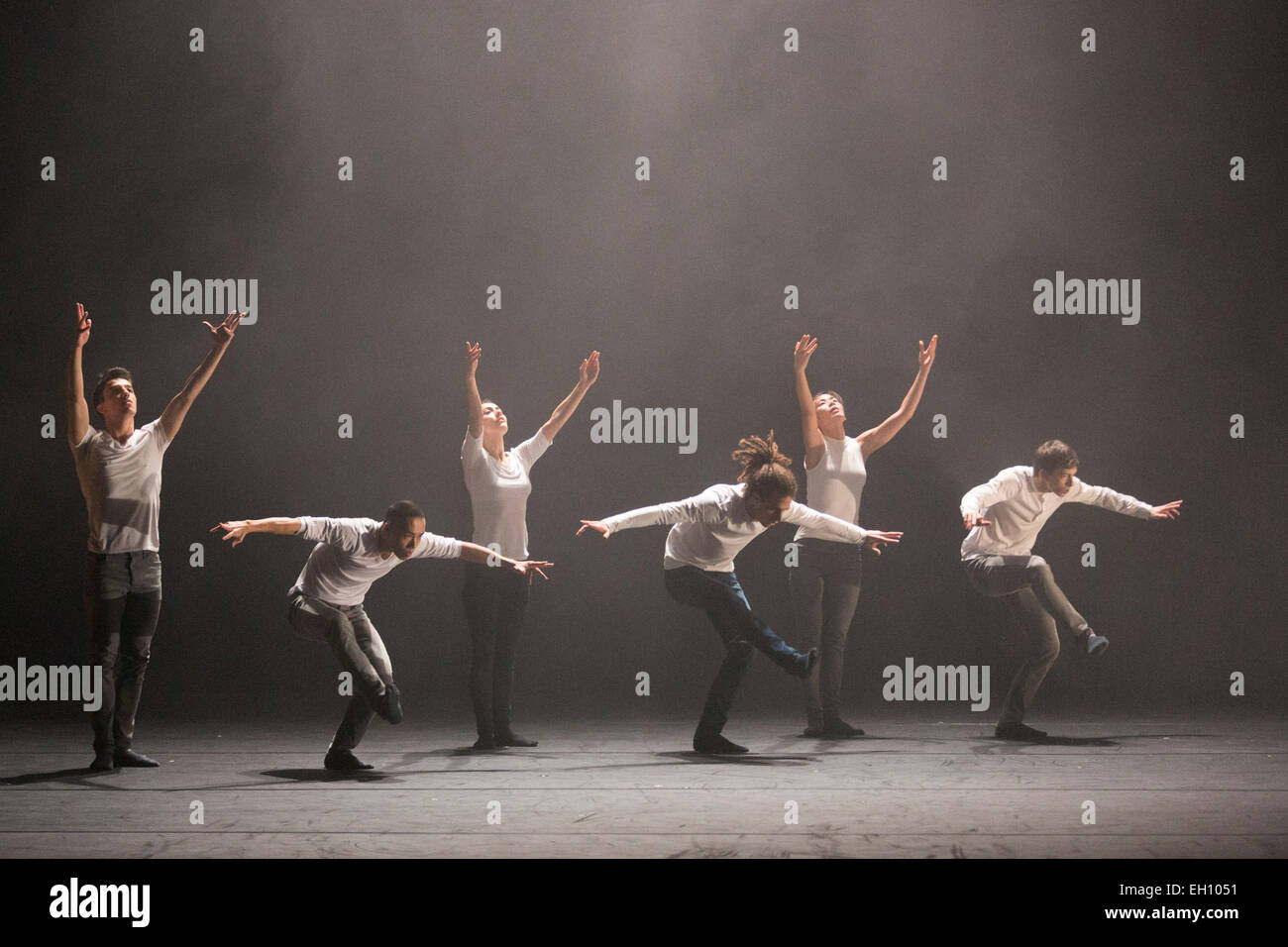 Danseurs : Chien-Ming Chang, Frédéric Despierre, Yeji Kim, Merel Lammers, Attila Ronai et Diogo Sousa effectuer Hofesh Shechter's 'les barbares dans l'amour', chorégraphie et musique de Hofesh Shechter. Sadler's Wells Theatre présente "Les Associés", dernier ouvrage de chorégraphes Crystal Pite, Kate Prince et Hofesh Shechter du 5 au 8 février 2015. Banque D'Images