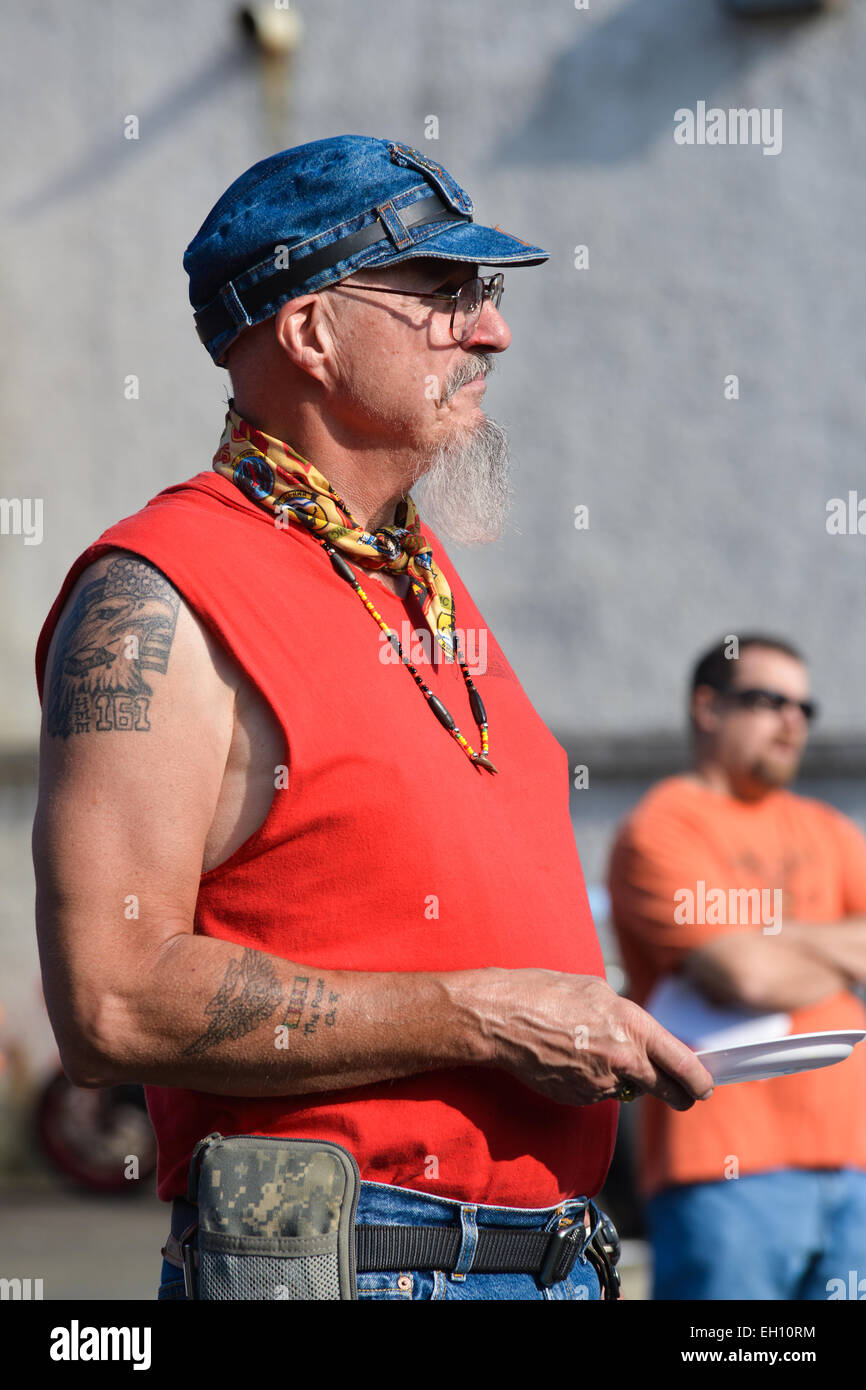 Biker Tatoue Tenant Un Besant D Argent Au Cours De La Liberte Anniversaire Concessionnaire Harley Davidson Rahway New Jersey Usa Photo Stock Alamy Biker Tatoue Tenant Un Besant D Argent Au Cours De La Liberte Anniversaire Concessionnaire Harley Davidson Rahway New Jersey Usa Photo Stock Alamy