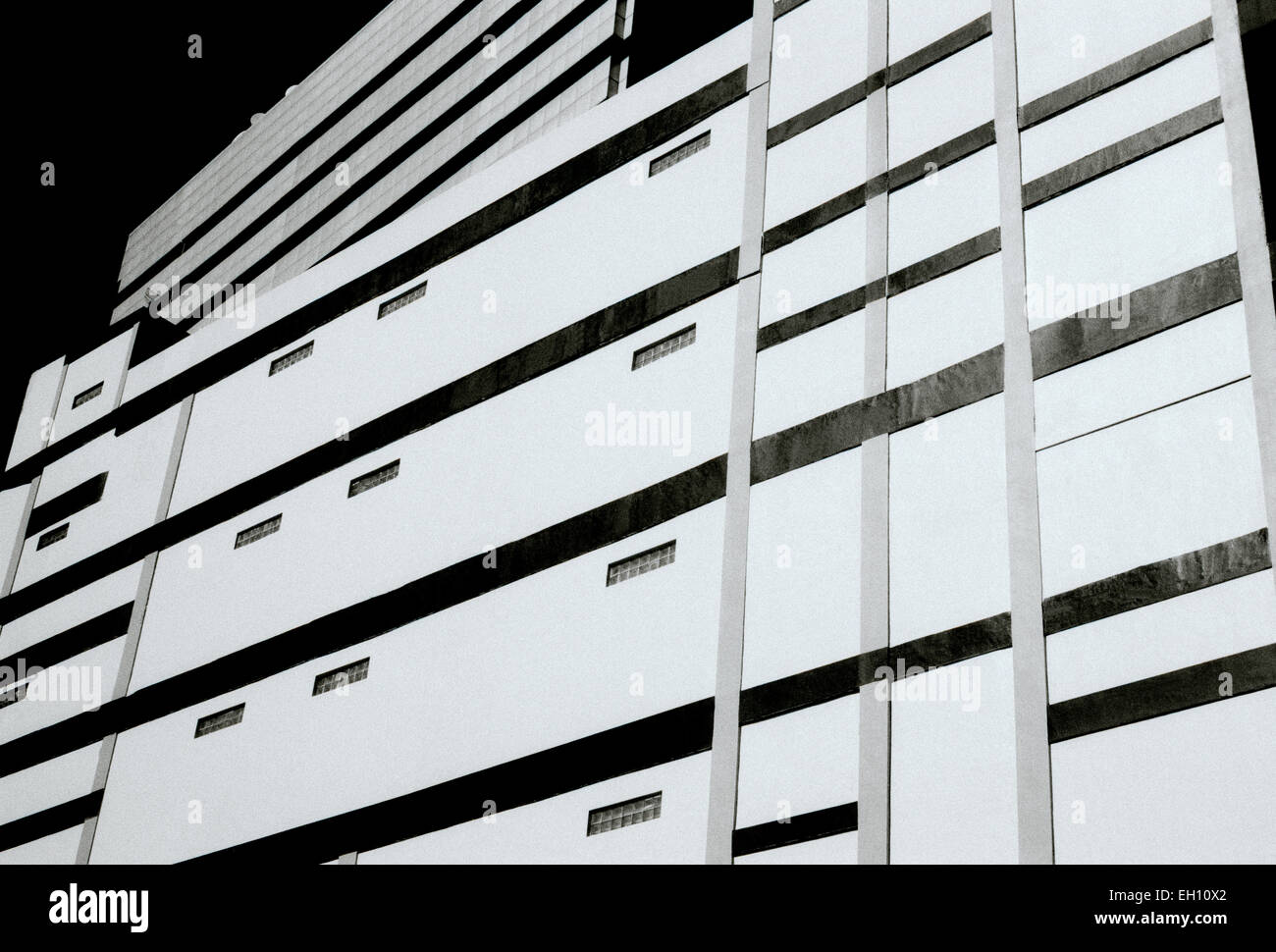 La photographie de voyage - image de clair-obscur de l'architecture moderne à Surabaya à Java en Indonésie en Asie du Sud-Est Extrême-Orient. Résumé des capacités Banque D'Images