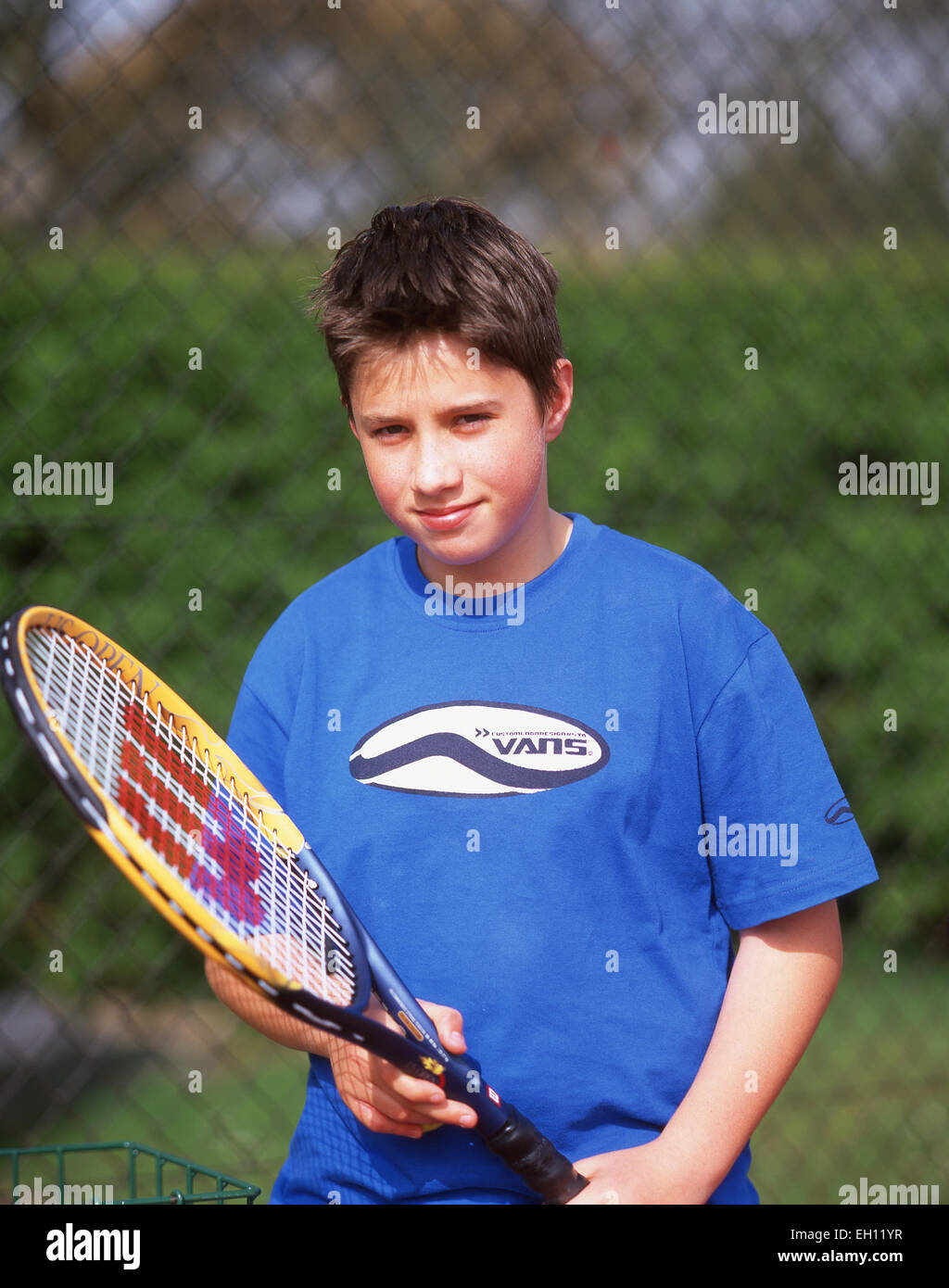 Teenage male tennis player, Twyford, Buckinghamshire, Angleterre, Royaume-Uni Banque D'Images