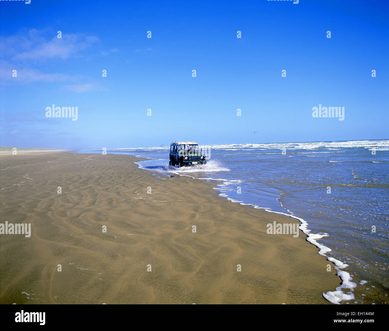 Jeep 4x4 conduite sur quatre-vingt-dix Mile Beach, Northland, North Island, New Zealand Banque D'Images