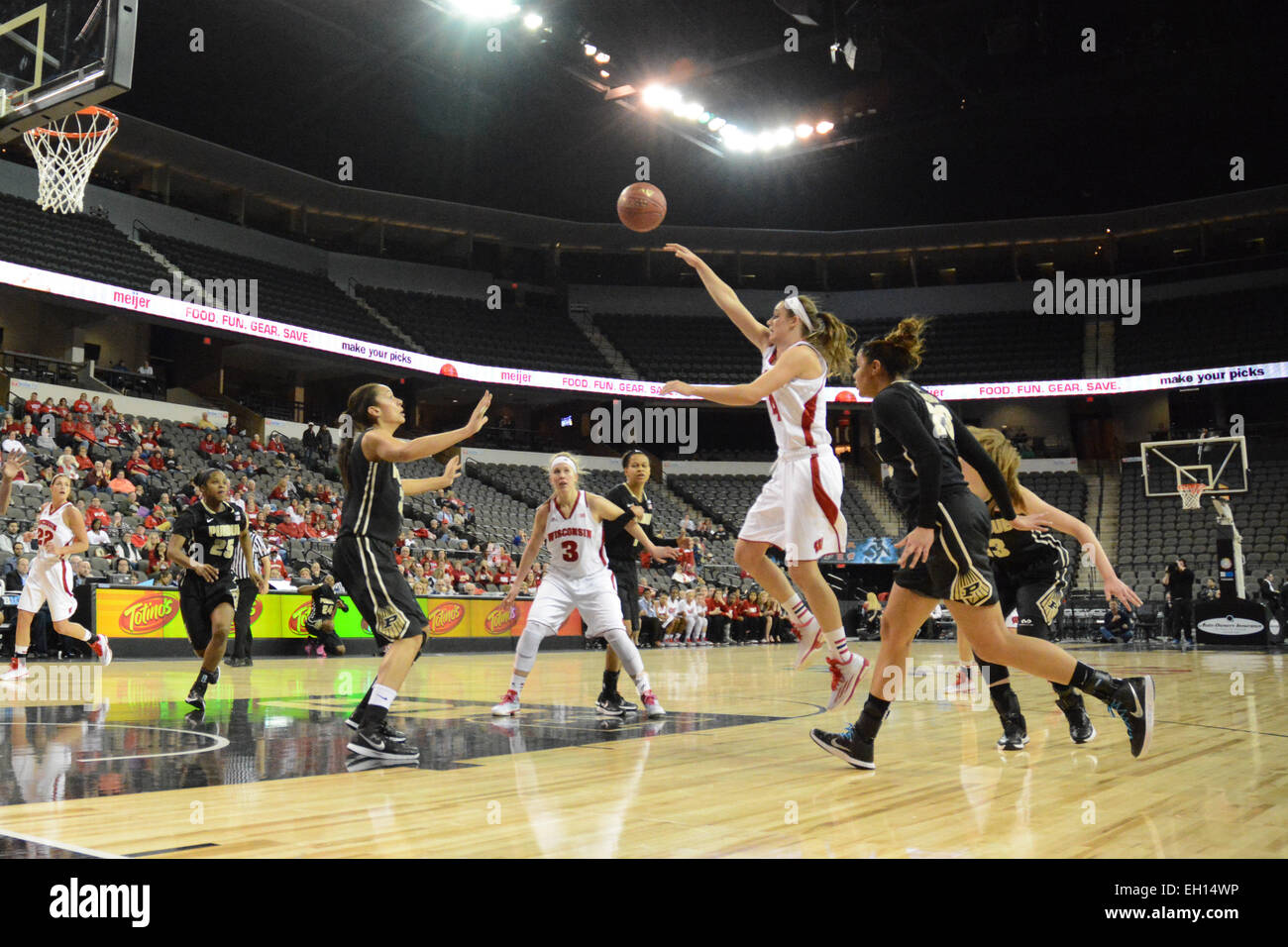 Hoffman Estates, Illinois, USA. 4e Mar, 2015. Wisconsin Badgers guard Nicole Bauman (4) prend une balle dans la première moitié pendant la Big Ten 2015 Tournoi de basket-ball des femmes entre le jeu et le Wisconsin Purdue Boilermakers blaireaux au Sears Centre à Hoffman Estates, Illinois. Patrick Gorski/CSM/Alamy Live News Banque D'Images