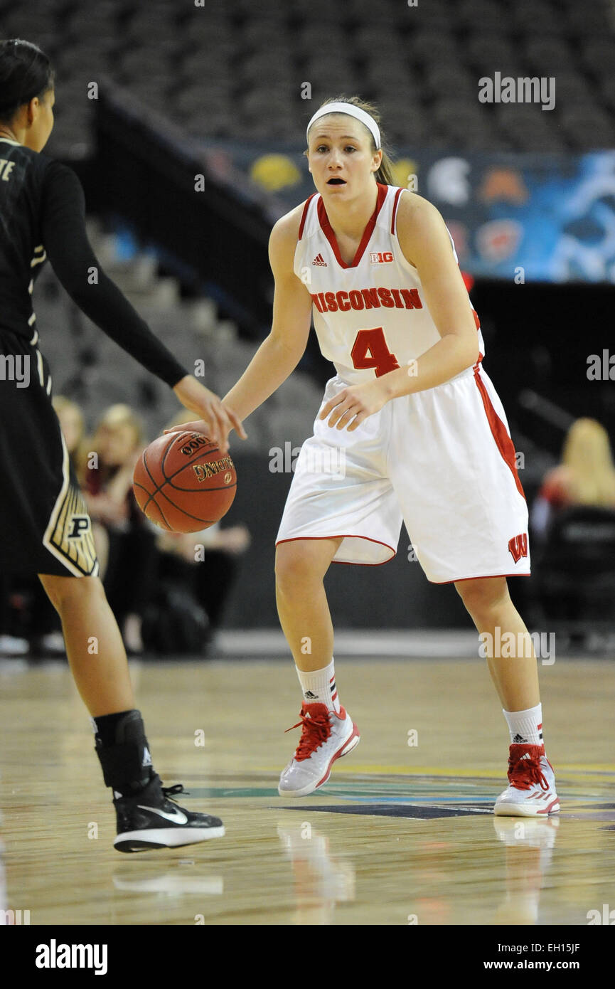 Hoffman Estates, Illinois, USA. 4e Mar, 2015. Wisconsin Badgers guard Nicole Bauman (4) contrôle la balle dans la première moitié pendant la Big Ten 2015 Tournoi de basket-ball des femmes entre le jeu et le Wisconsin Purdue Boilermakers blaireaux au Sears Centre à Hoffman Estates, Illinois. Patrick Gorski/CSM/Alamy Live News Banque D'Images
