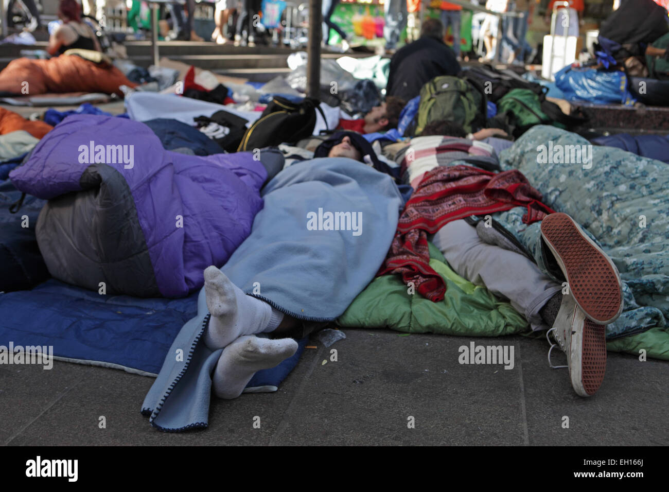 Jeunes manifestants dormir dehors à la protestation occupons Wall Street à Zuccotti Park, New York Banque D'Images