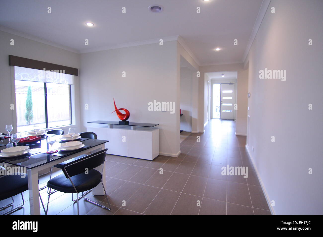 Salle à manger d'une maison moderne montrant le couloir sur le côté Banque D'Images