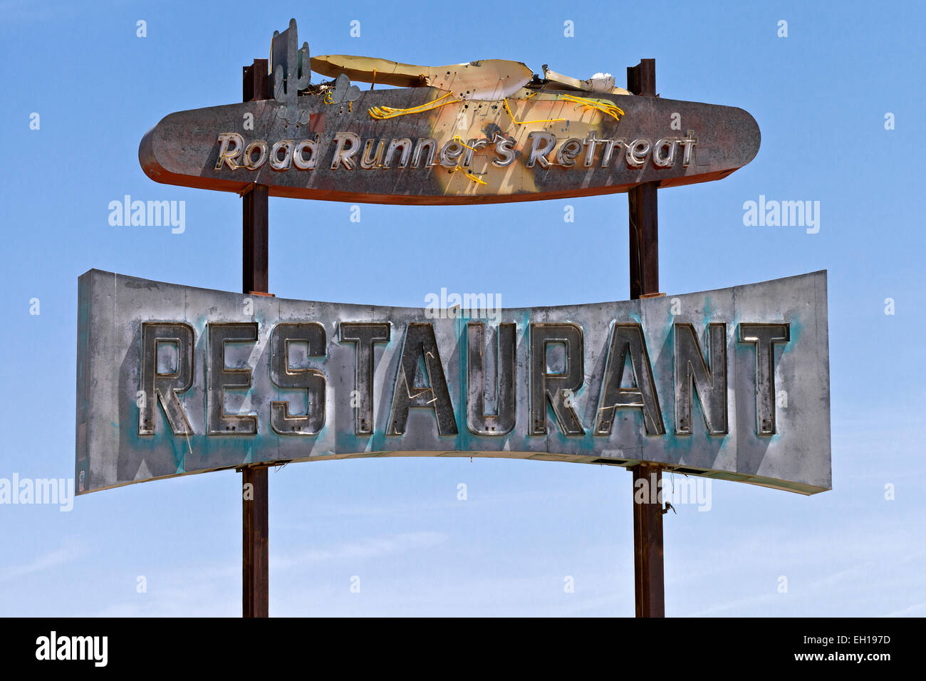 Pour l'enseigne au néon abandonné Road Runner's Retreat, qui se trouve entre Amboy et Chambless le désert de Mojave en Californie Banque D'Images