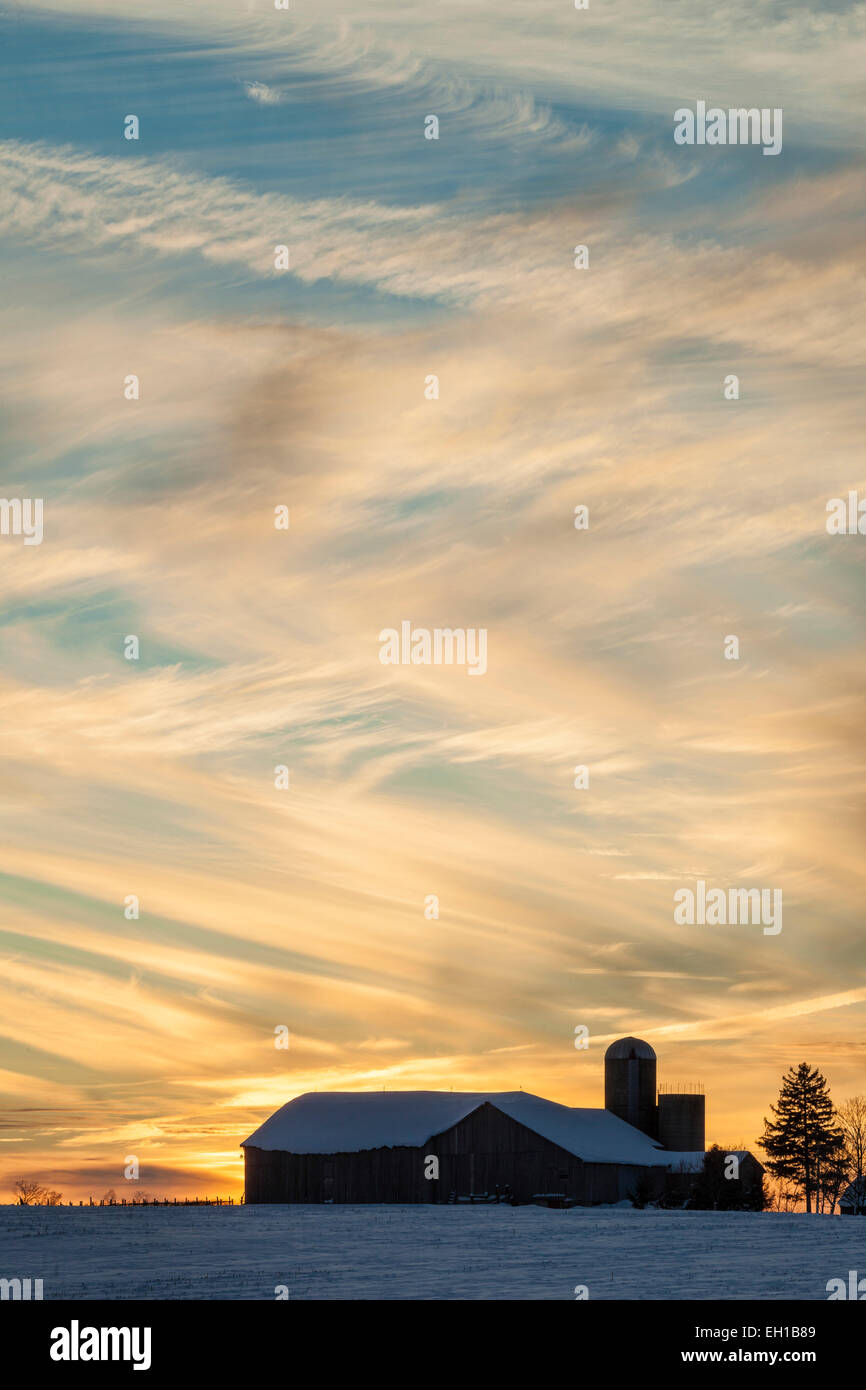 Grange au coucher du soleil, près de Goderich, Ontario, Canada. Banque D'Images