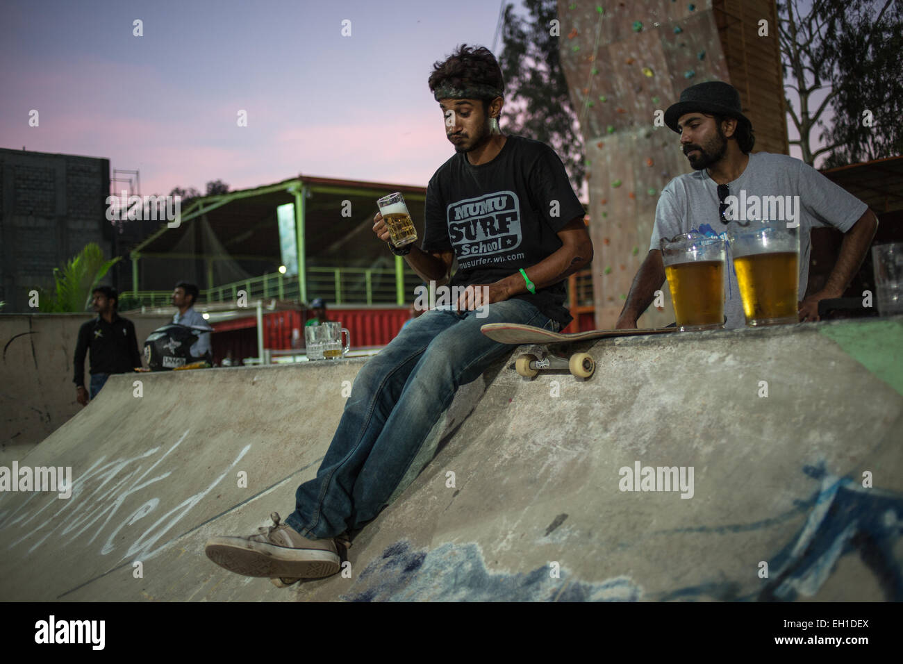 Un skateur professionnel ayant une bière à un skatepark local en Inde. Banque D'Images