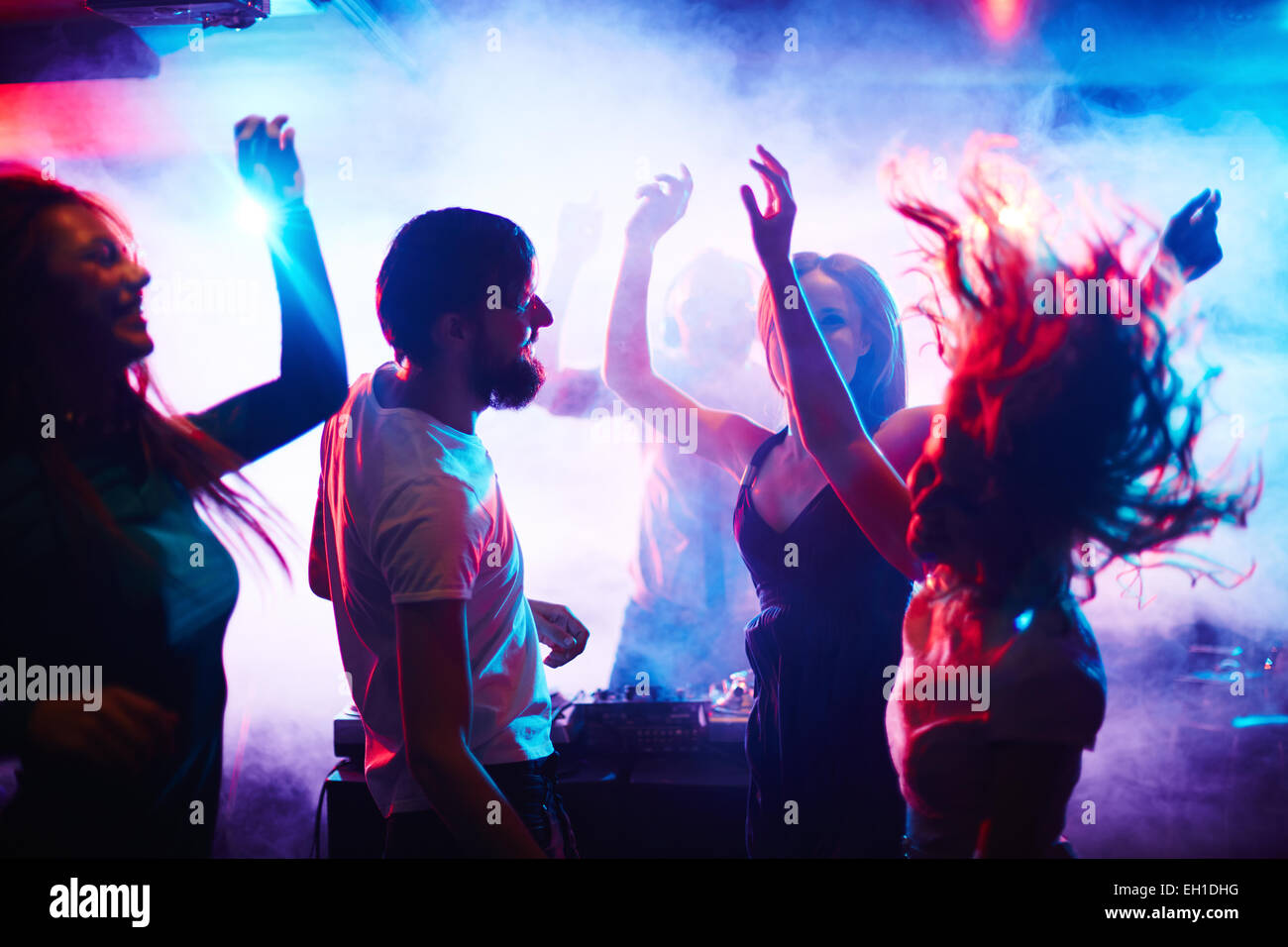 Les jeunes dancing in nightclub Banque D'Images